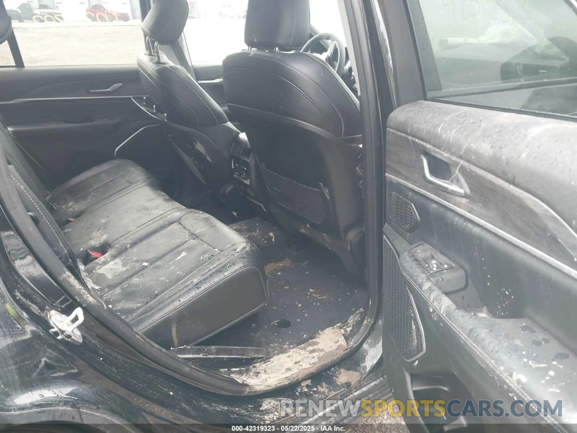 8 Photograph of a damaged car 1C4RJYB69N8715243 JEEP GRAND CHEROKEE 4XE 2022