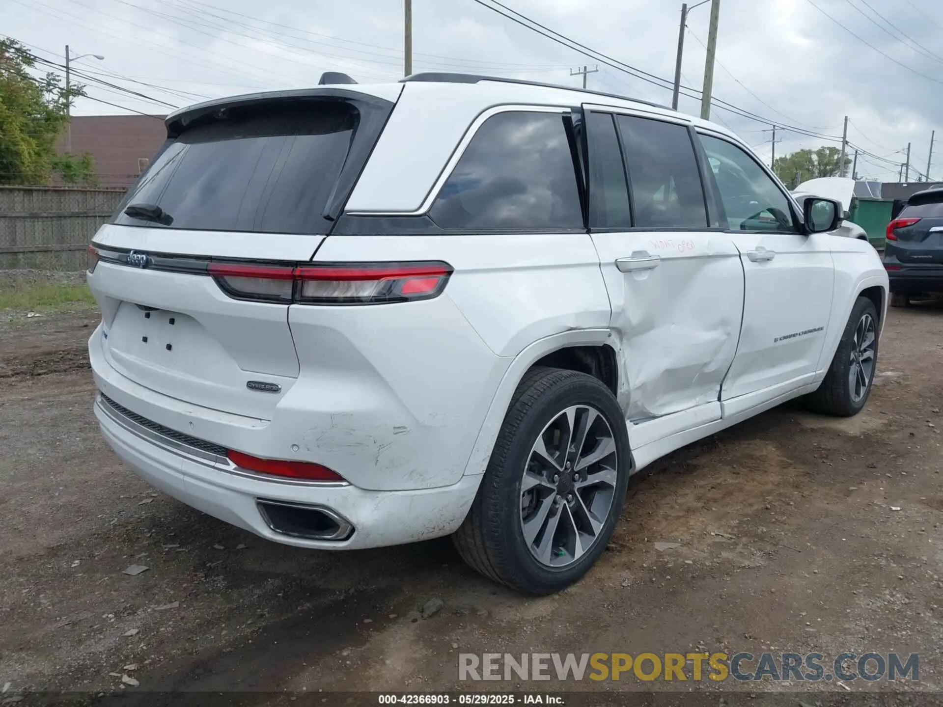 4 Photograph of a damaged car 1C4RJYD60N8717511 JEEP GRAND CHEROKEE 4XE 2022