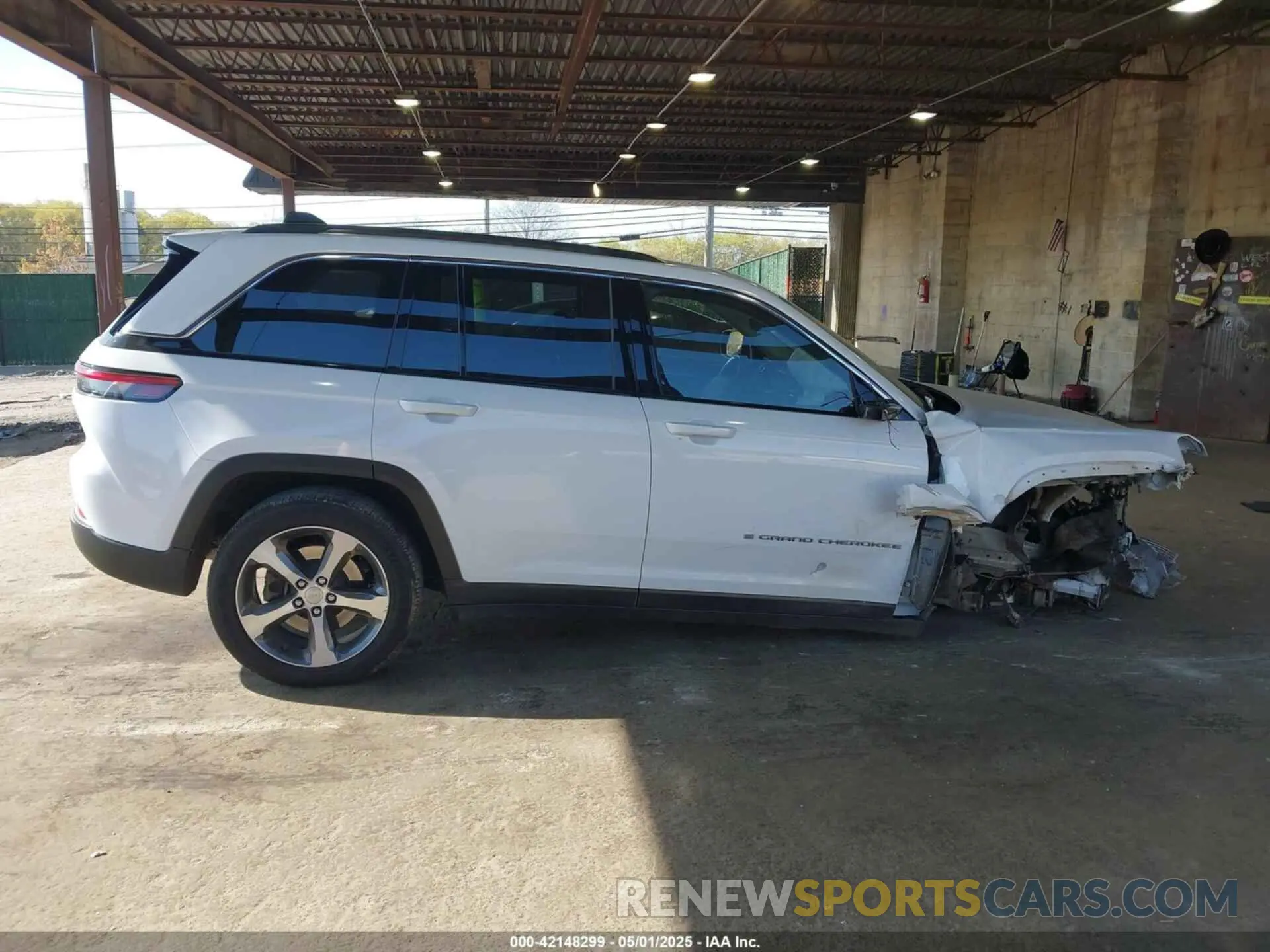 14 Photograph of a damaged car 1C4RJYB60P8880567 JEEP GRAND CHEROKEE 4XE 2023