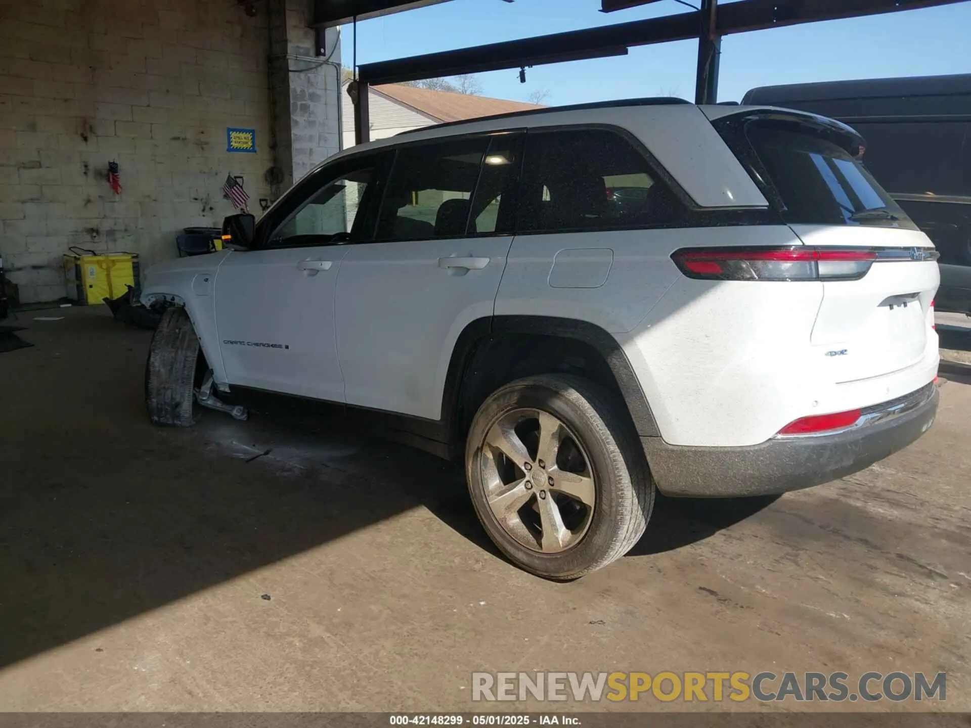 3 Photograph of a damaged car 1C4RJYB60P8880567 JEEP GRAND CHEROKEE 4XE 2023