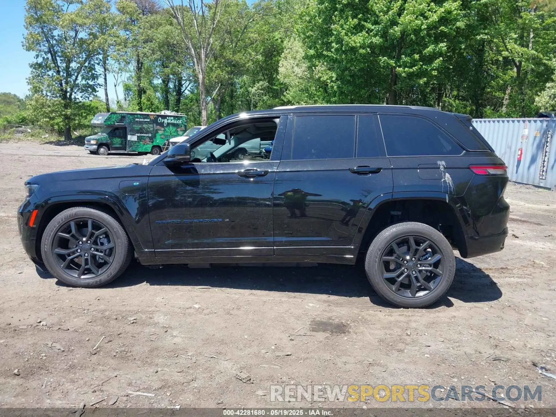 13 Photograph of a damaged car 1C4RJYB61P8904648 JEEP GRAND CHEROKEE 4XE 2023