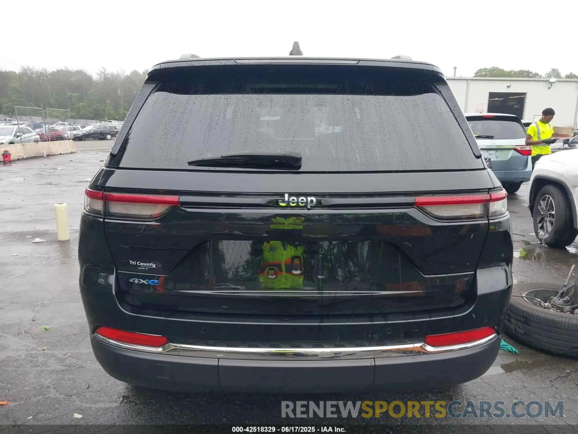 17 Photograph of a damaged car 1C4RJYB67P8788372 JEEP GRAND CHEROKEE 4XE 2023