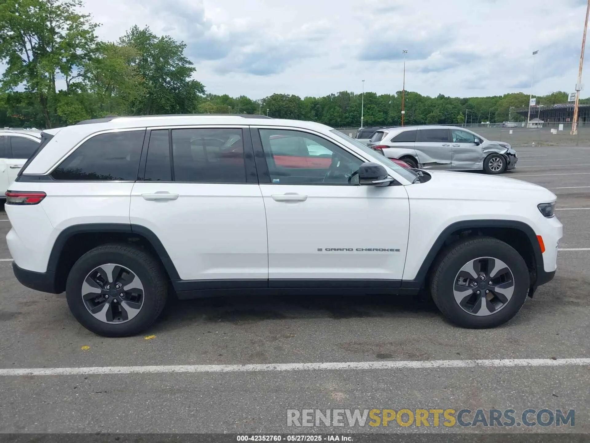 13 Photograph of a damaged car 1C4RJYB68P8775243 JEEP GRAND CHEROKEE 4XE 2023