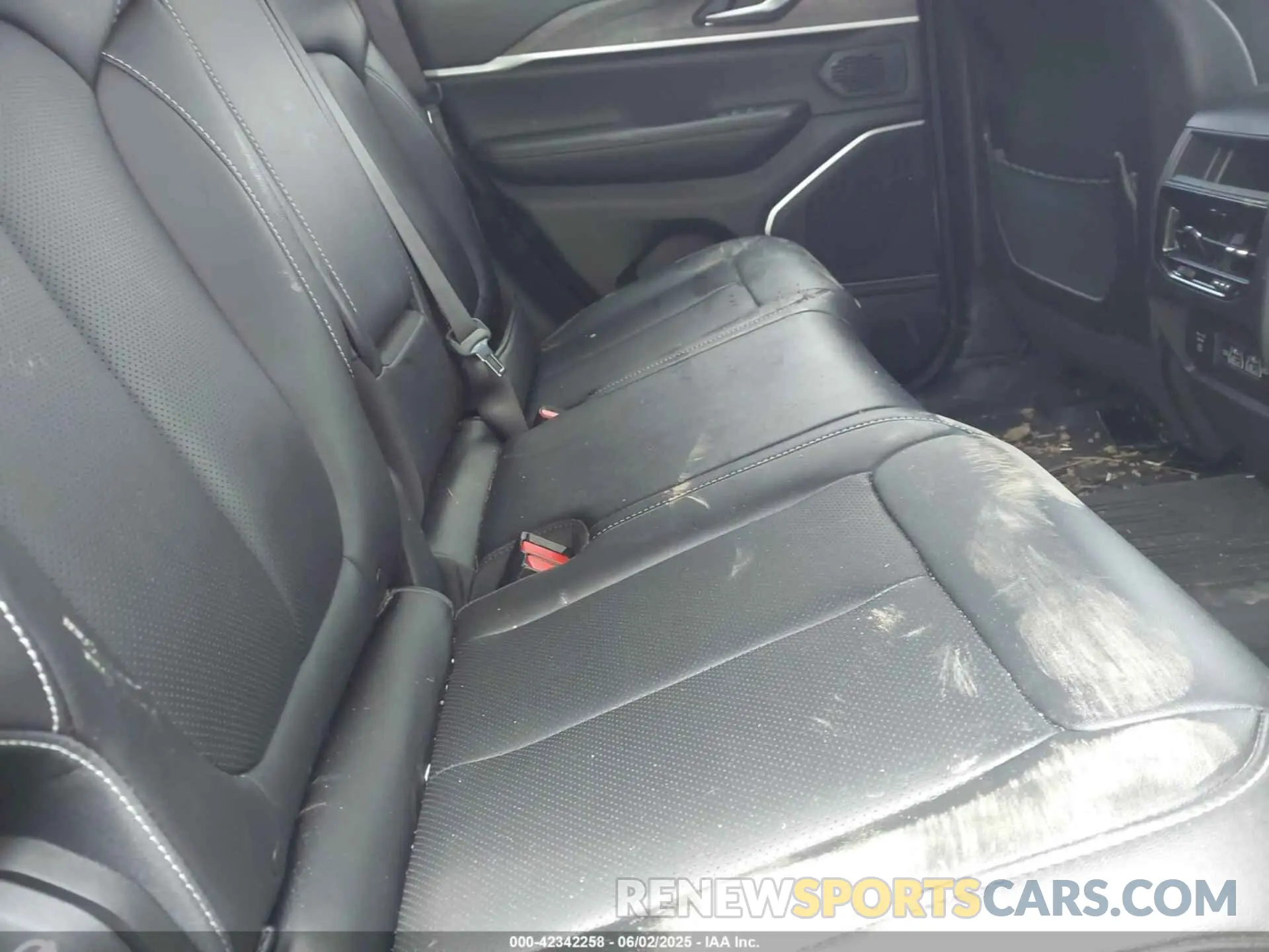 8 Photograph of a damaged car 1C4RJYB68PC665709 JEEP GRAND CHEROKEE 4XE 2023