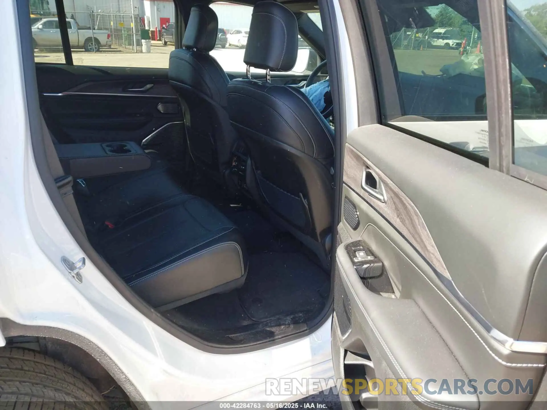 8 Photograph of a damaged car 1C4RJYD67P8791530 JEEP GRAND CHEROKEE 4XE 2023