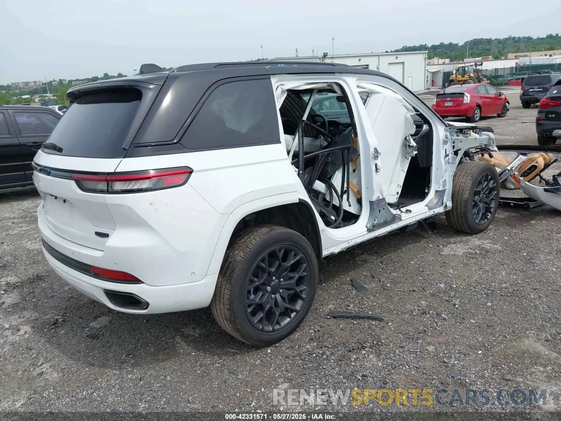 4 Photograph of a damaged car 1C4RJYE68P8904724 JEEP GRAND CHEROKEE 4XE 2023