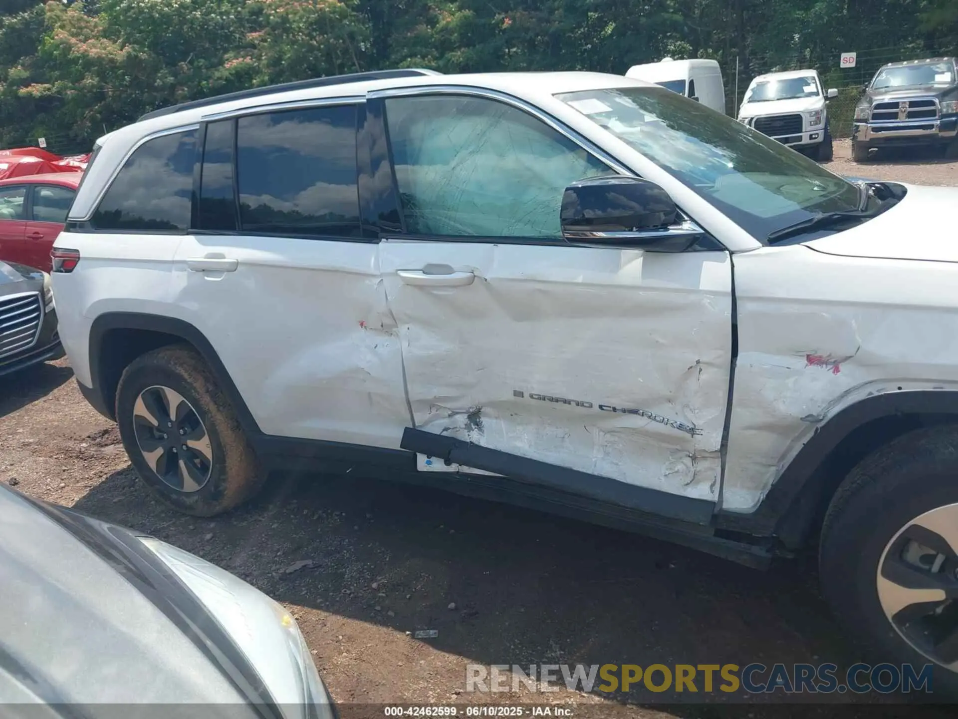 13 Photograph of a damaged car 1C4RJYB60R8518323 JEEP GRAND CHEROKEE 4XE 2024