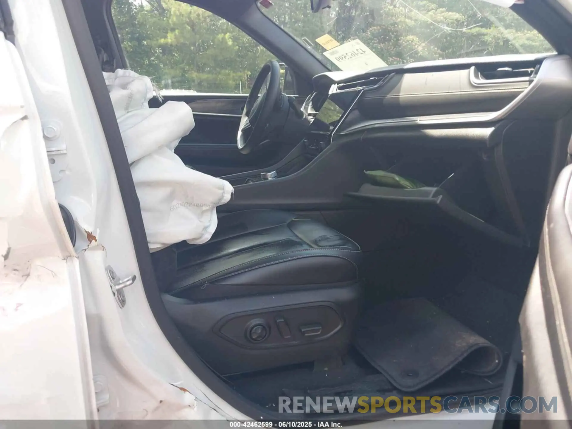 5 Photograph of a damaged car 1C4RJYB60R8518323 JEEP GRAND CHEROKEE 4XE 2024