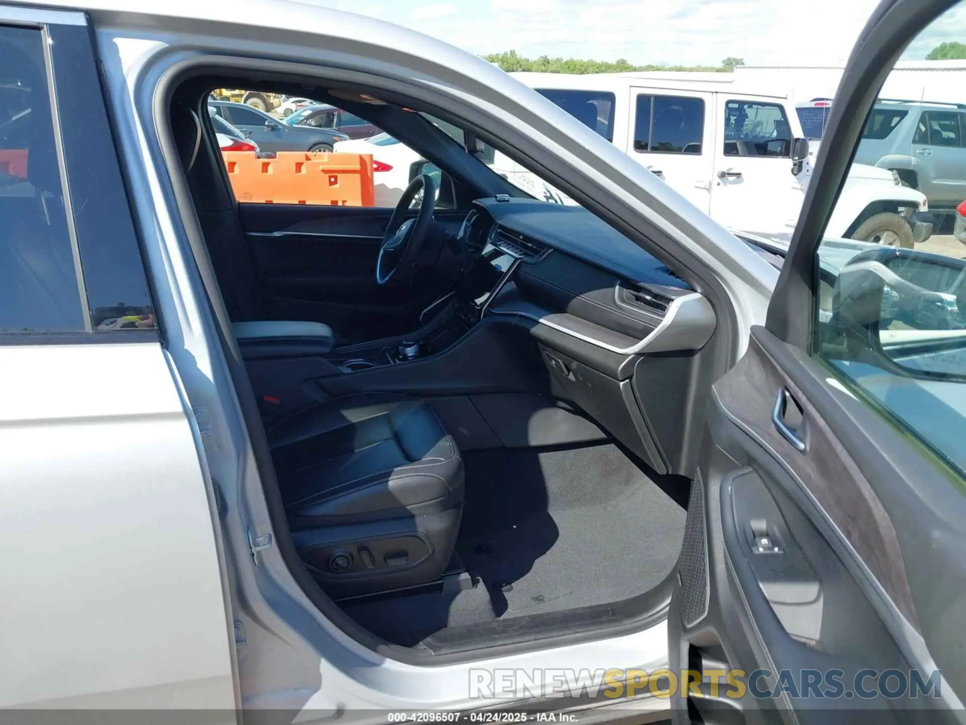 5 Photograph of a damaged car 1C4RJYB60RC181780 JEEP GRAND CHEROKEE 4XE 2024