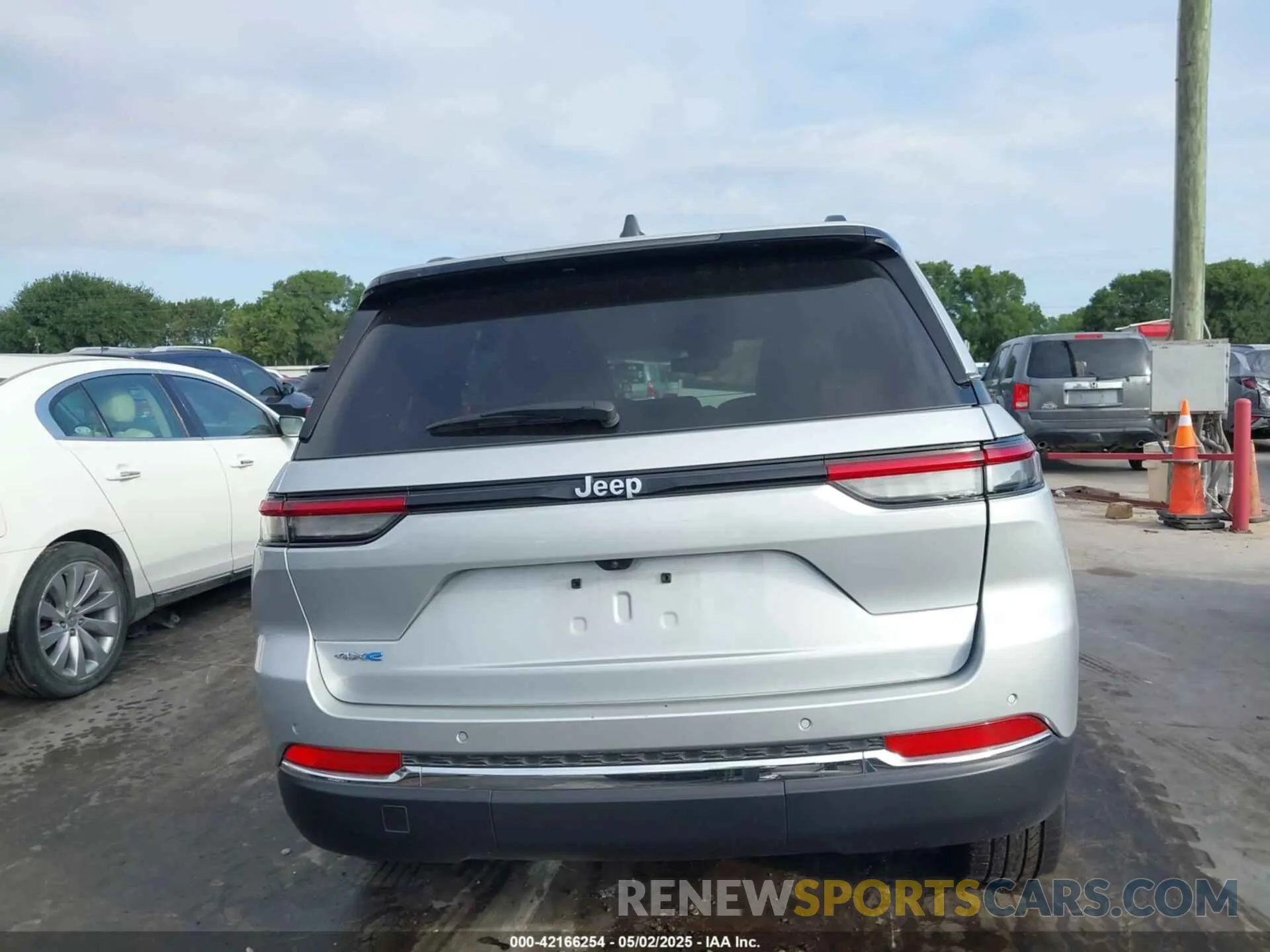 16 Photograph of a damaged car 1C4RJYB61R8517052 JEEP GRAND CHEROKEE 4XE 2024