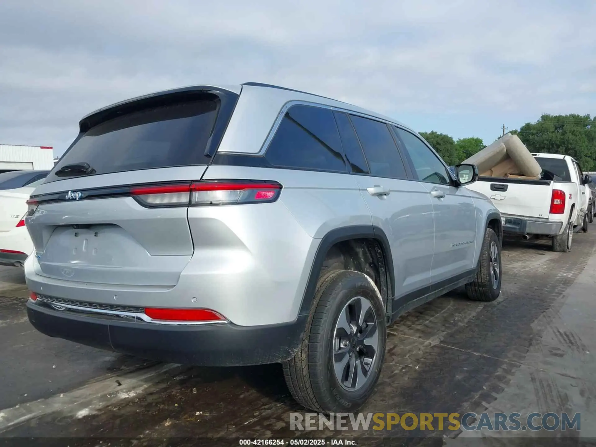 4 Photograph of a damaged car 1C4RJYB61R8517052 JEEP GRAND CHEROKEE 4XE 2024
