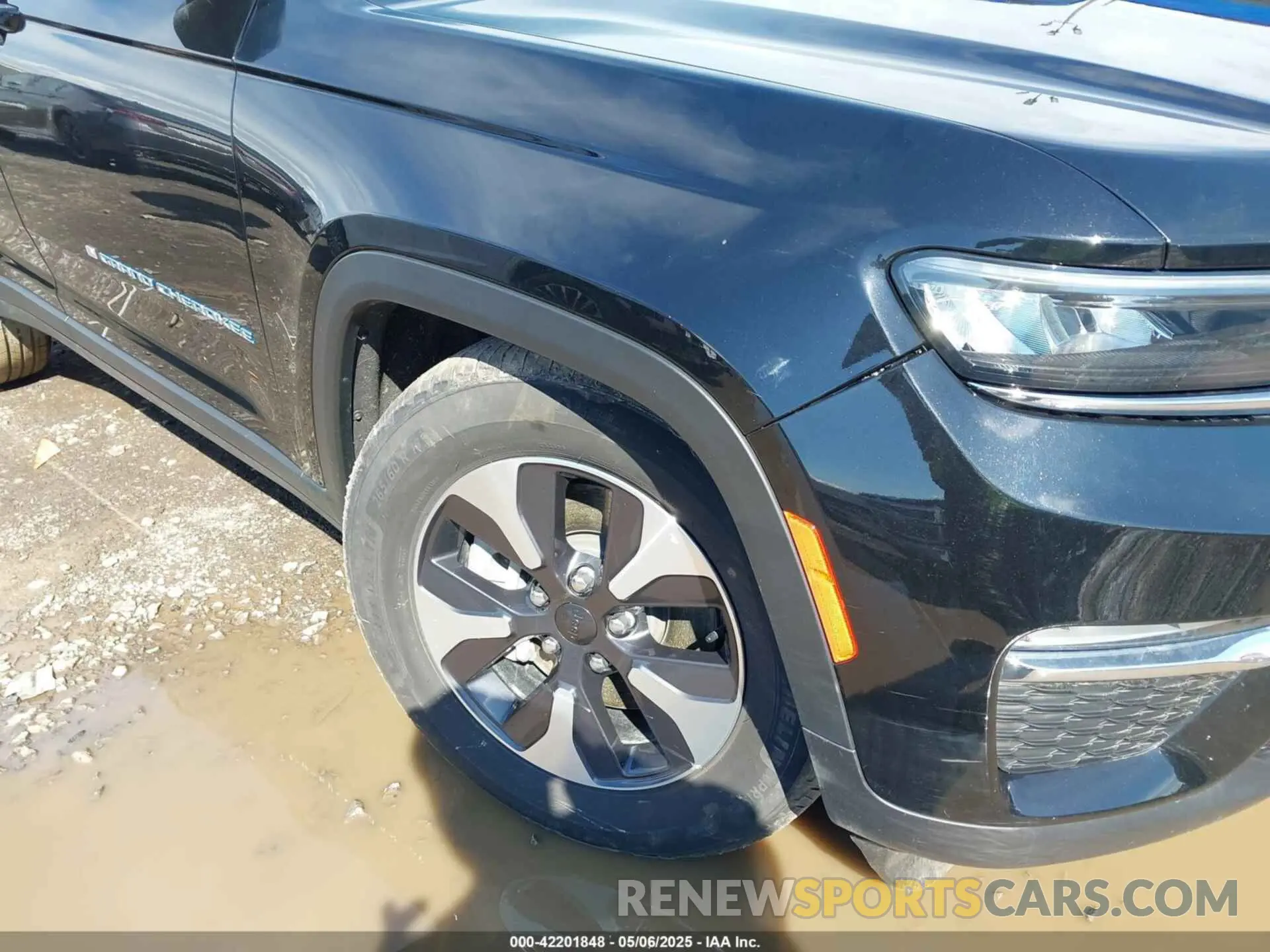 17 Photograph of a damaged car 1C4RJYB61RC120292 JEEP GRAND CHEROKEE 4XE 2024