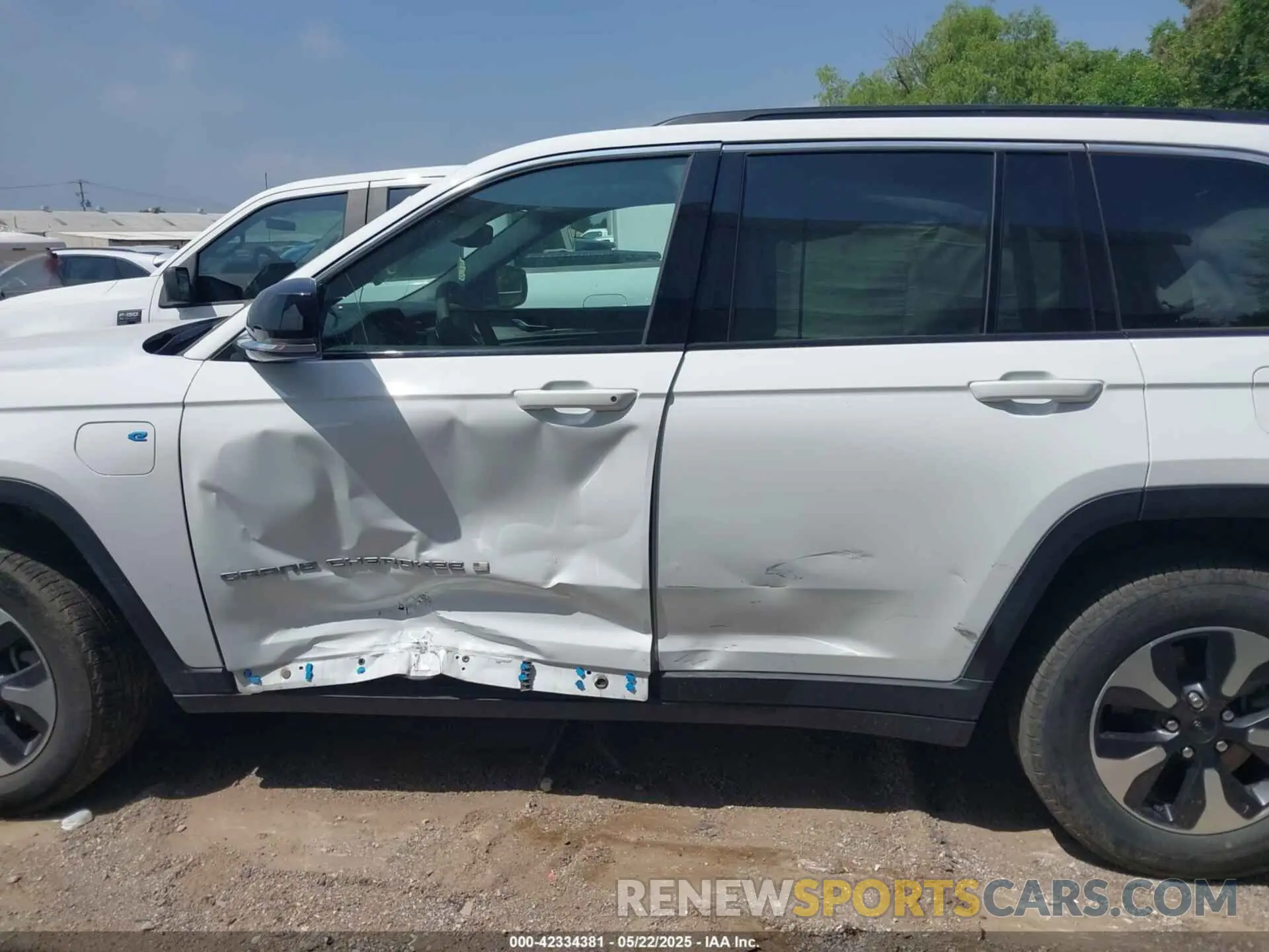 14 Photograph of a damaged car 1C4RJYB62R8516685 JEEP GRAND CHEROKEE 4XE 2024