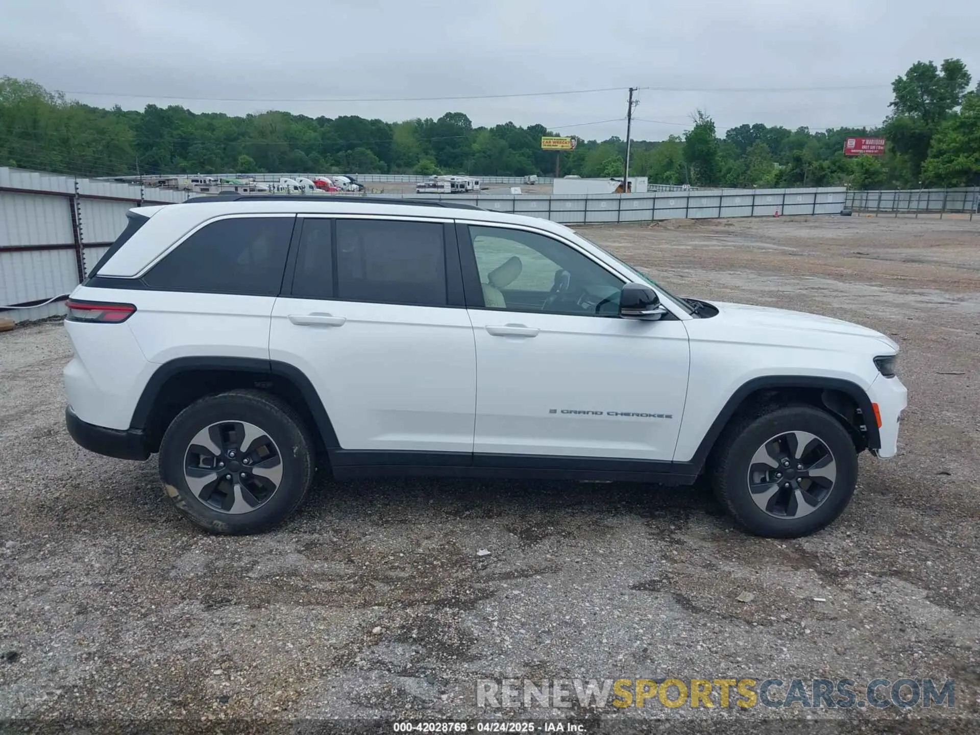 14 Photograph of a damaged car 1C4RJYB6XR8519110 JEEP GRAND CHEROKEE 4XE 2024