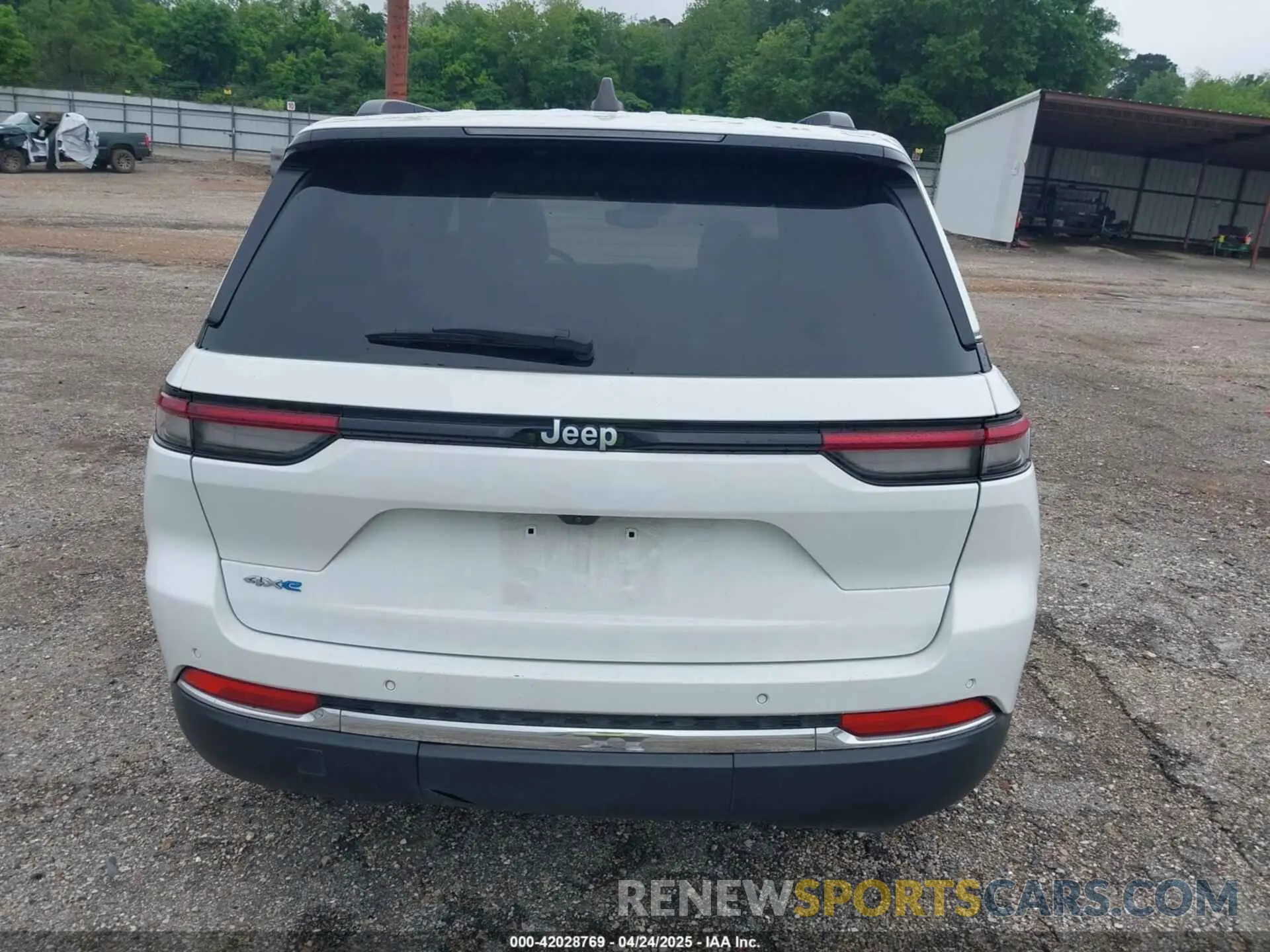 17 Photograph of a damaged car 1C4RJYB6XR8519110 JEEP GRAND CHEROKEE 4XE 2024
