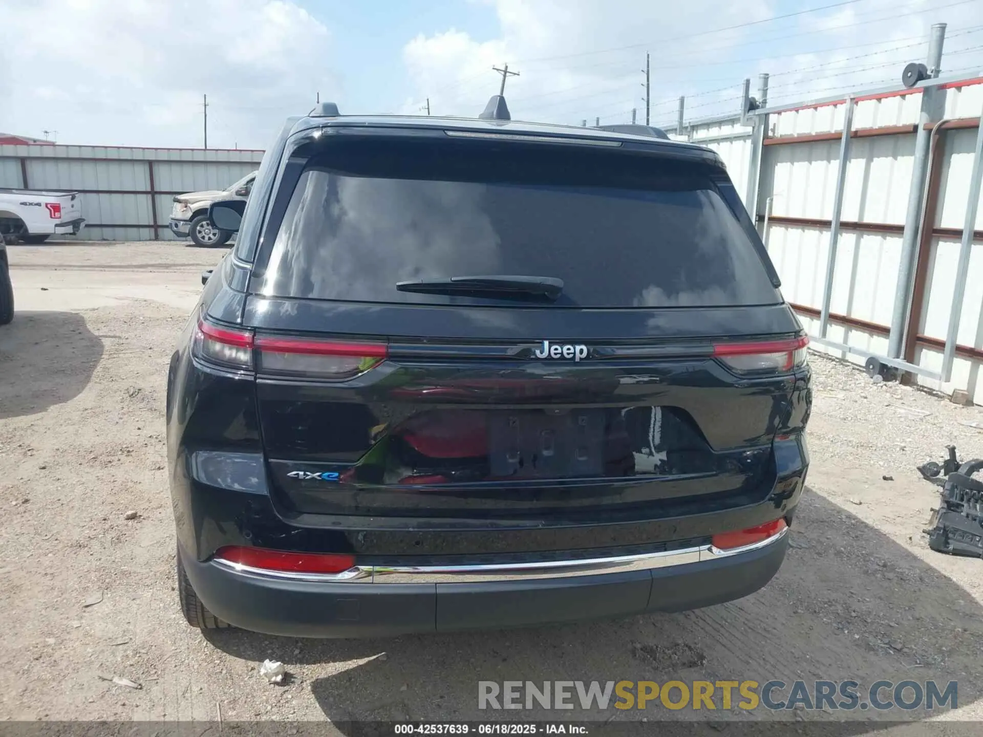 17 Photograph of a damaged car 1C4RJYB6XRC181771 JEEP GRAND CHEROKEE 4XE 2024