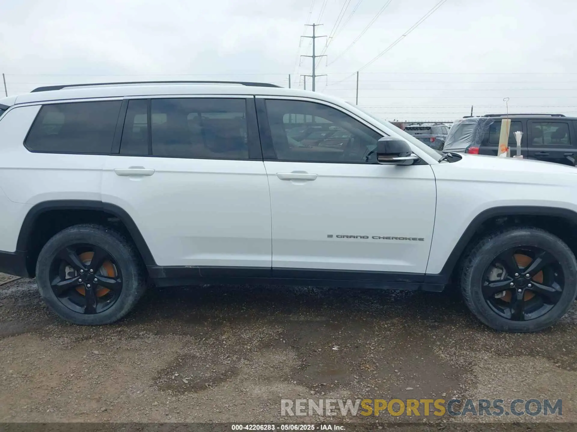 12 Photograph of a damaged car 1C4RJJBG5M8175260 JEEP GRAND CHEROKEE L 2021