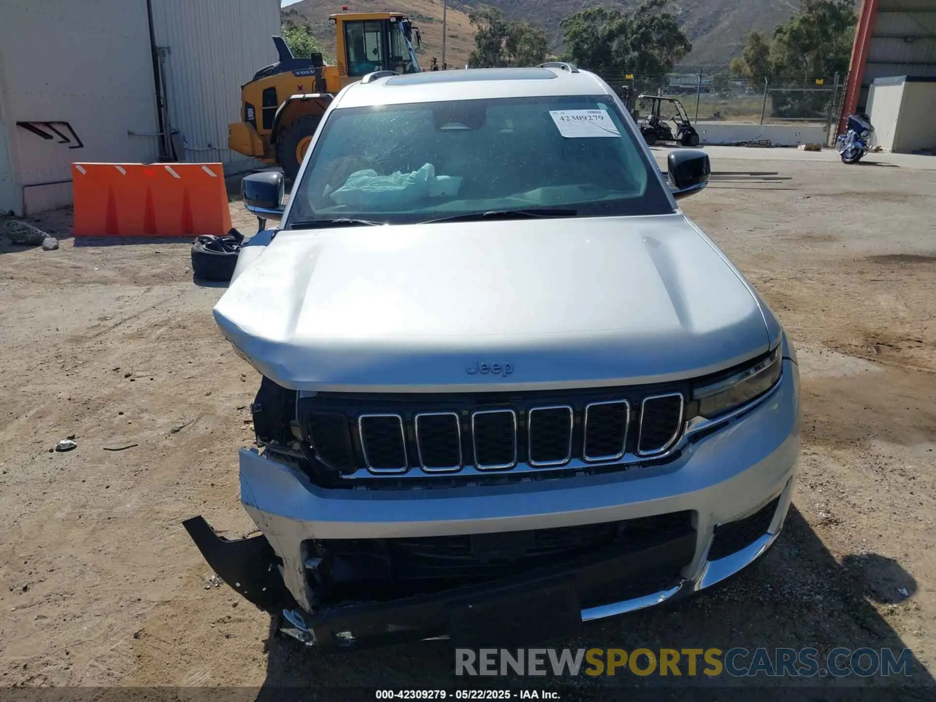 13 Photograph of a damaged car 1C4RJJBG8M8183319 JEEP GRAND CHEROKEE L 2021