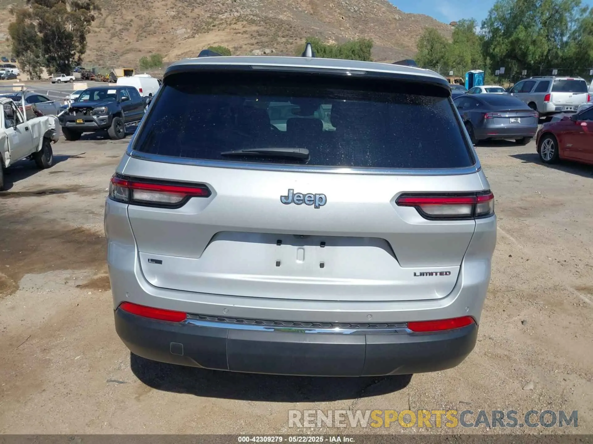 17 Photograph of a damaged car 1C4RJJBG8M8183319 JEEP GRAND CHEROKEE L 2021