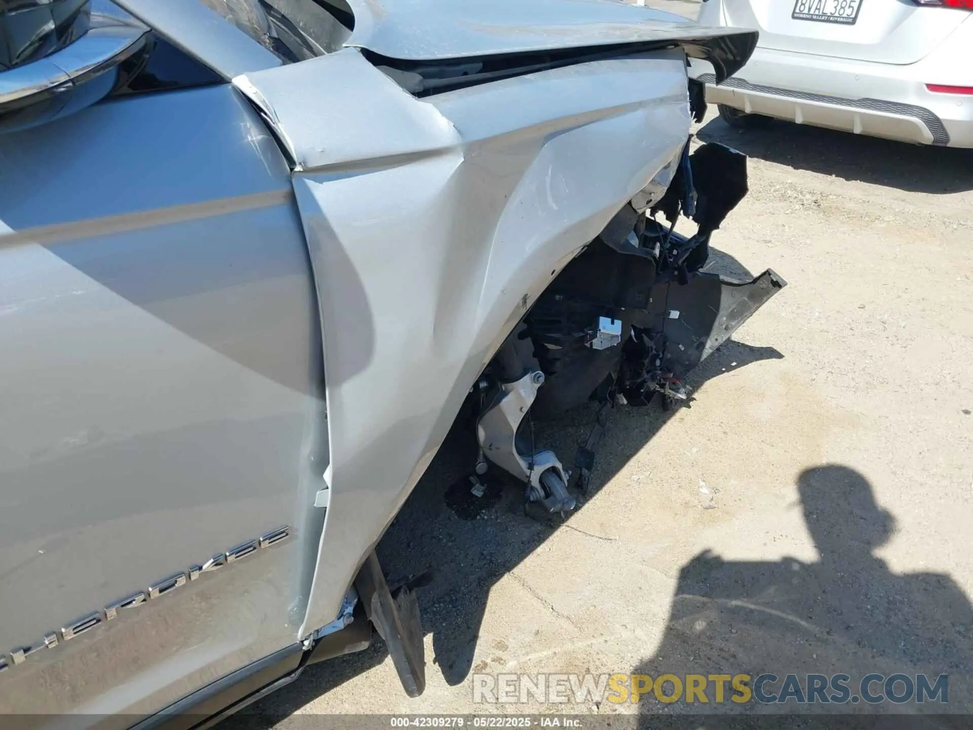 19 Photograph of a damaged car 1C4RJJBG8M8183319 JEEP GRAND CHEROKEE L 2021