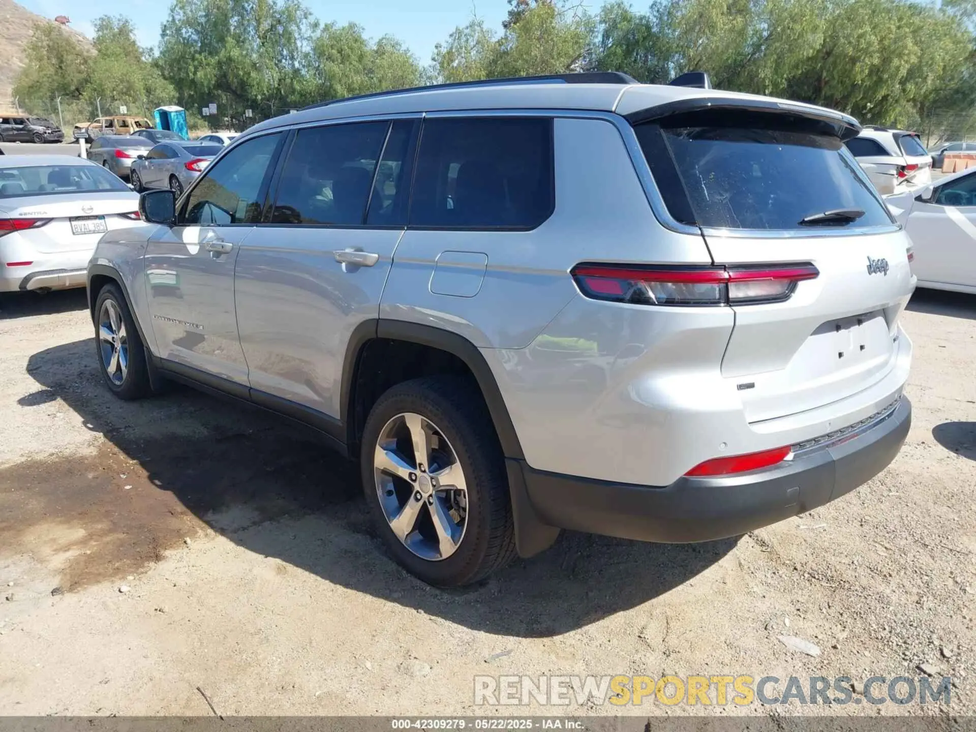 3 Photograph of a damaged car 1C4RJJBG8M8183319 JEEP GRAND CHEROKEE L 2021