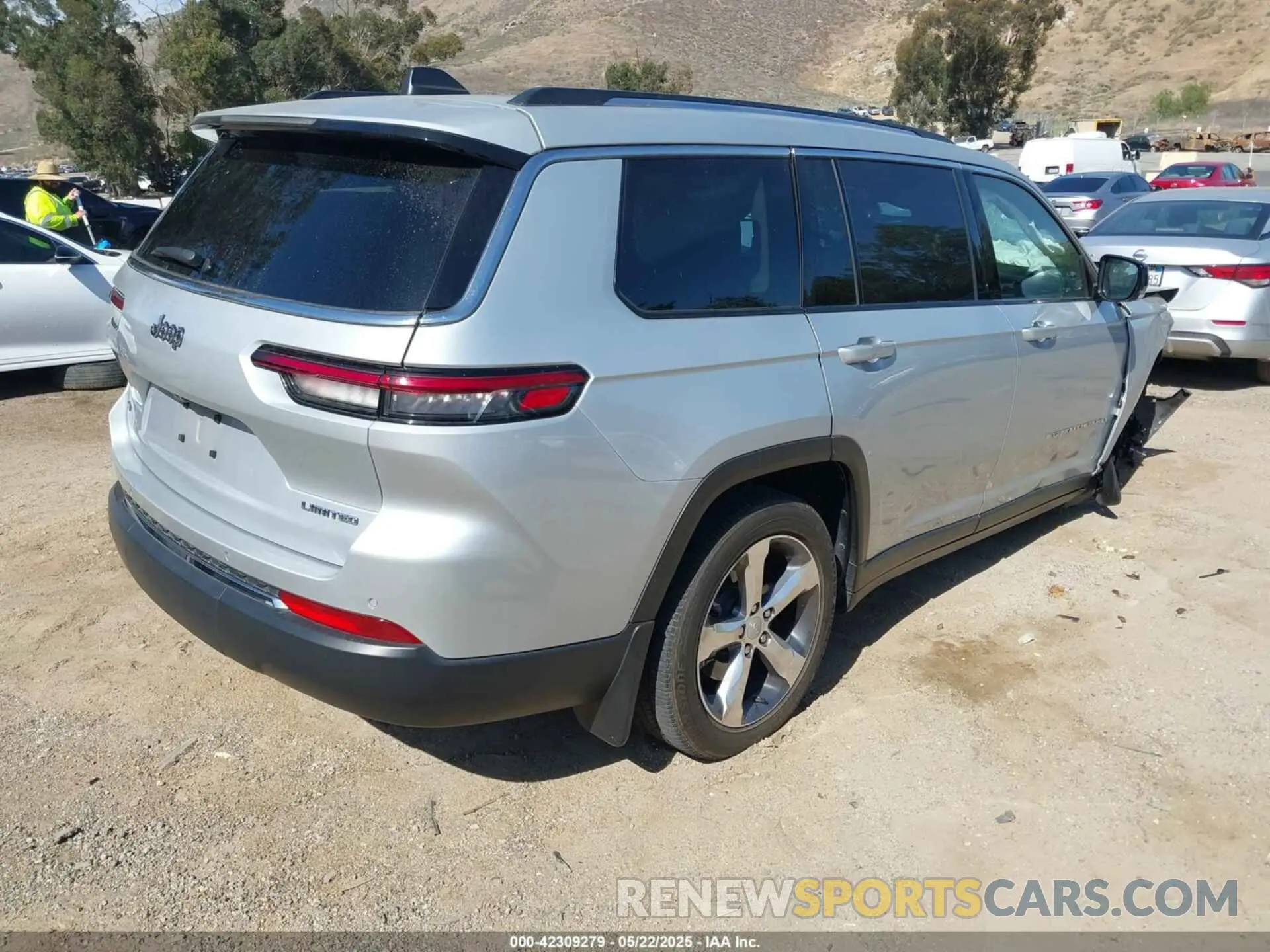 4 Photograph of a damaged car 1C4RJJBG8M8183319 JEEP GRAND CHEROKEE L 2021