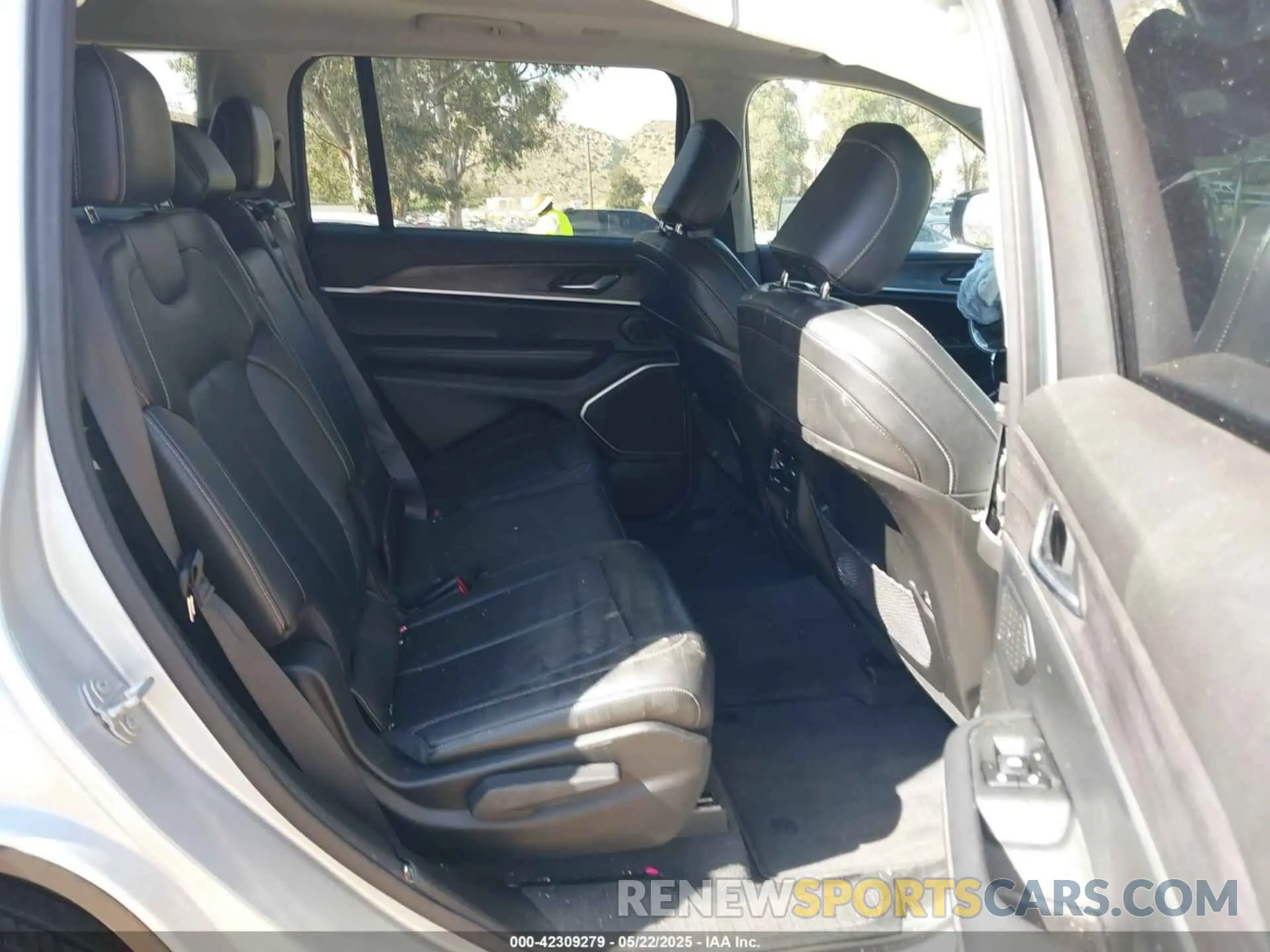 8 Photograph of a damaged car 1C4RJJBG8M8183319 JEEP GRAND CHEROKEE L 2021
