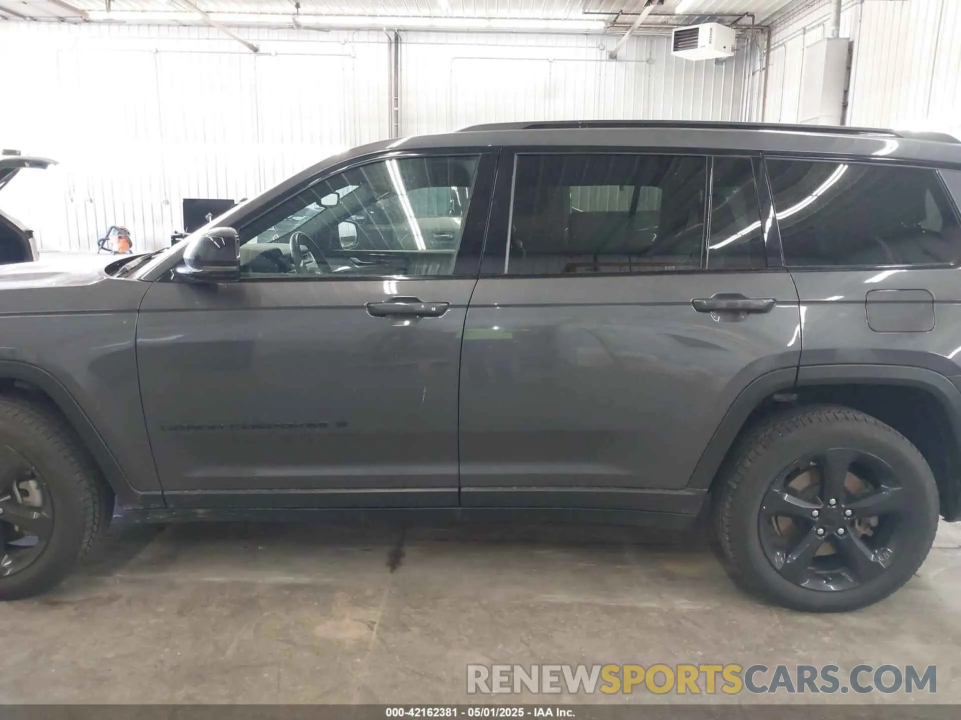 14 Photograph of a damaged car 1C4RJKAG3M8184546 JEEP GRAND CHEROKEE L 2021
