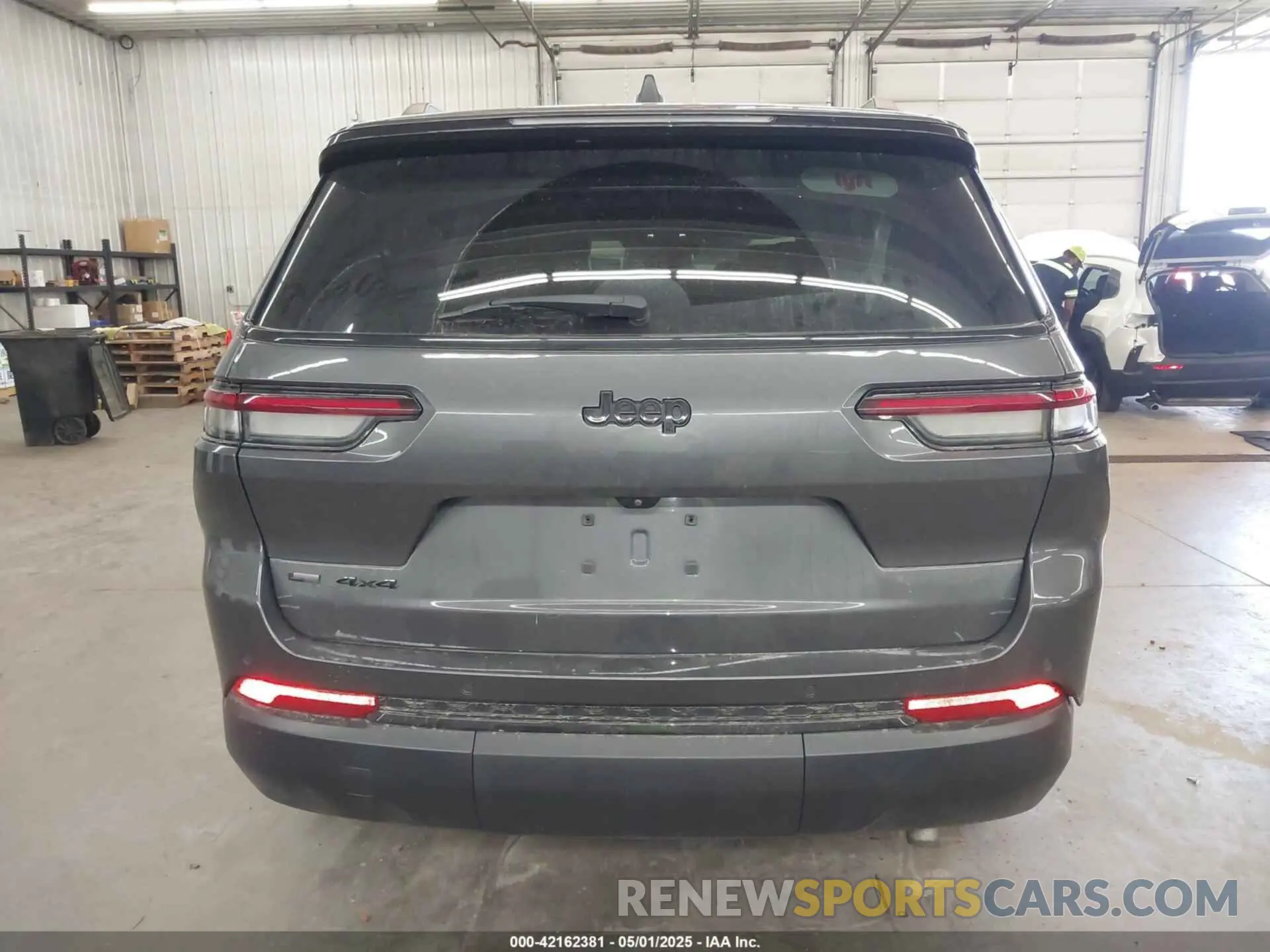 16 Photograph of a damaged car 1C4RJKAG3M8184546 JEEP GRAND CHEROKEE L 2021