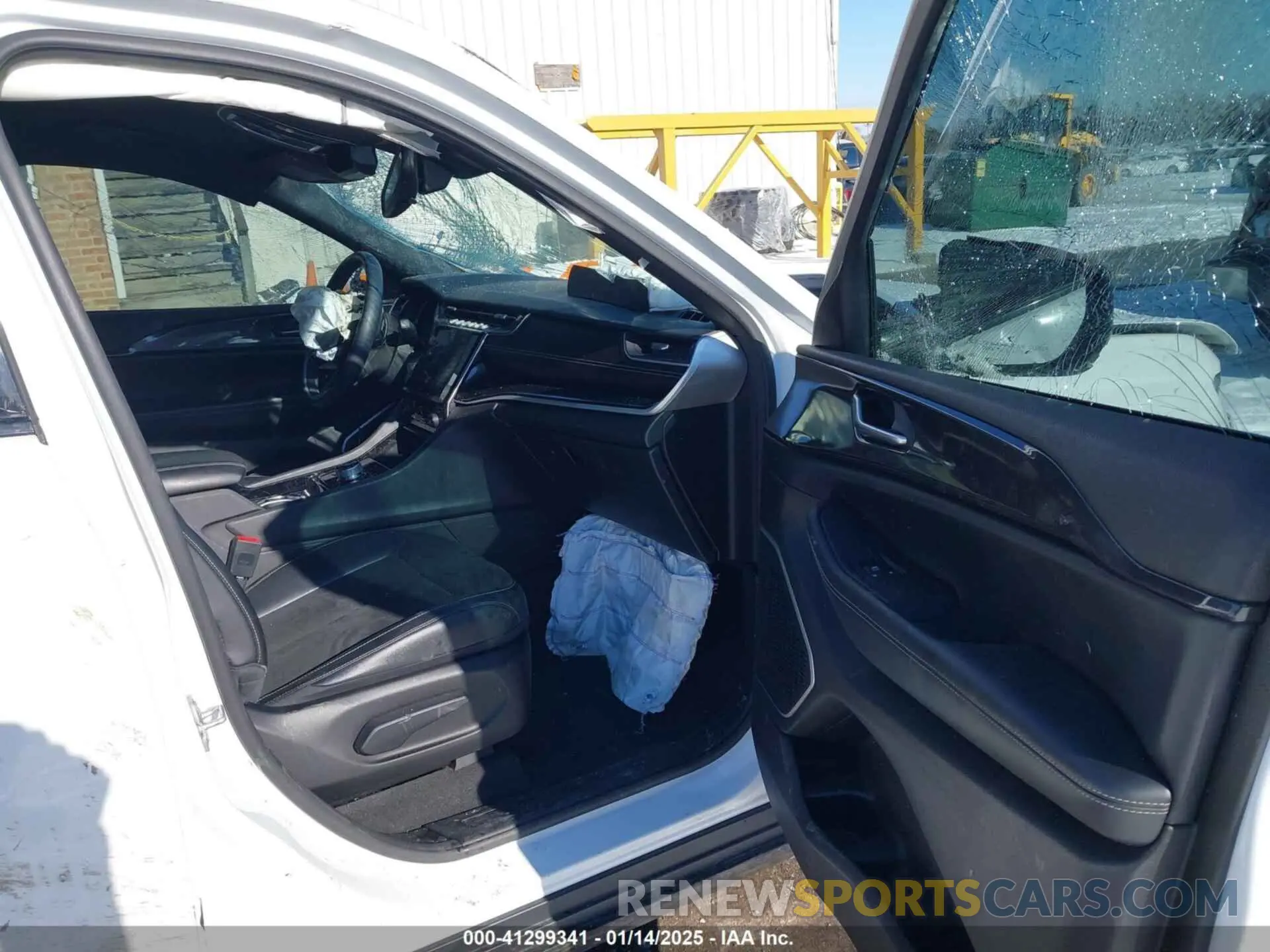 5 Photograph of a damaged car 1C4RJKAG3M8201779 JEEP GRAND CHEROKEE L 2021