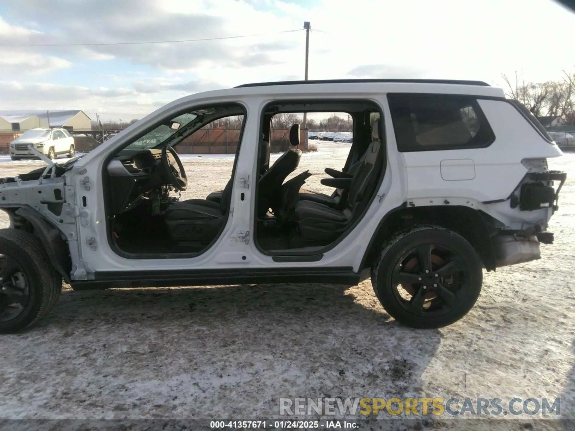 13 Photograph of a damaged car 1C4RJKAG6M8186114 JEEP GRAND CHEROKEE L 2021