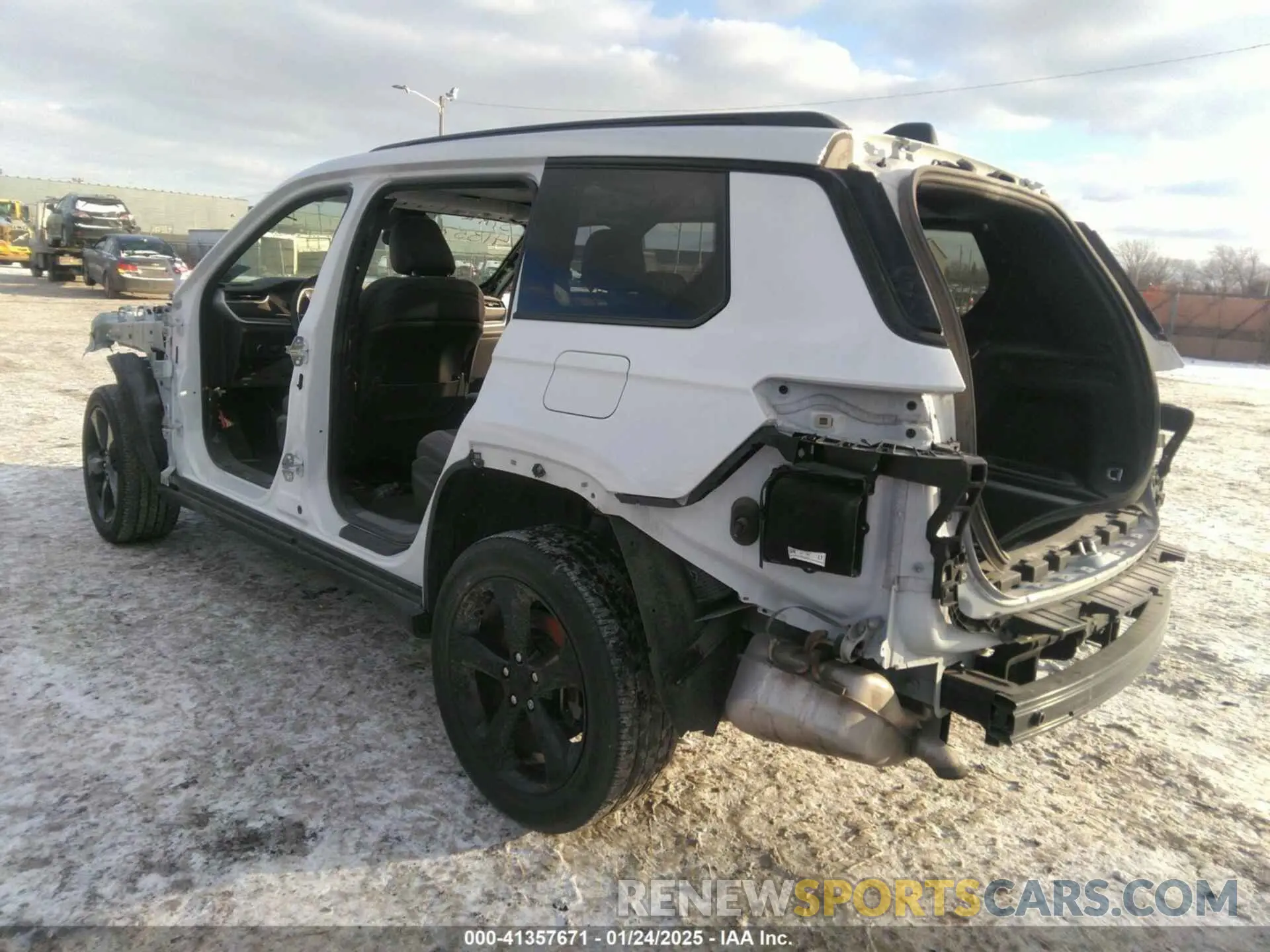 3 Photograph of a damaged car 1C4RJKAG6M8186114 JEEP GRAND CHEROKEE L 2021