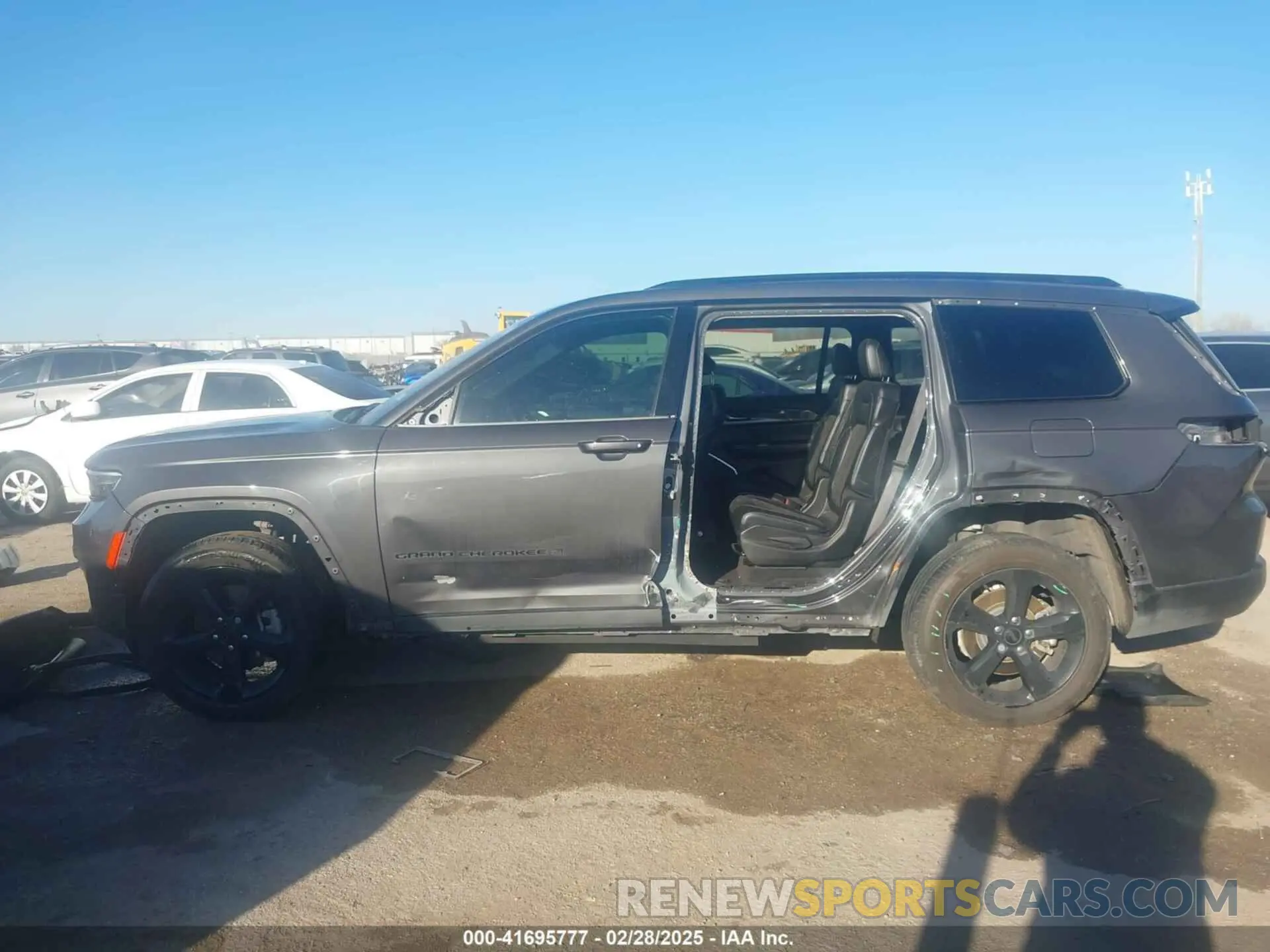 15 Photograph of a damaged car 1C4RJKAG7M8209612 JEEP GRAND CHEROKEE L 2021