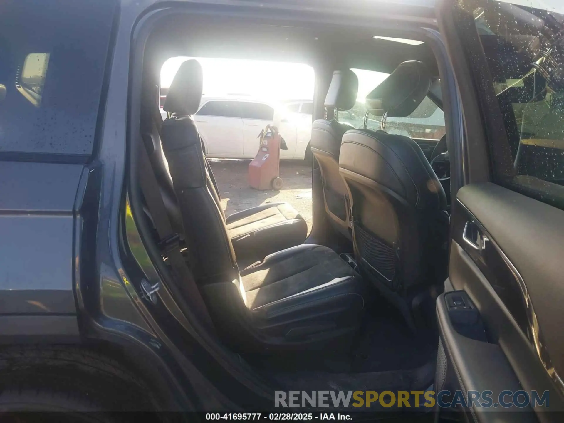 8 Photograph of a damaged car 1C4RJKAG7M8209612 JEEP GRAND CHEROKEE L 2021