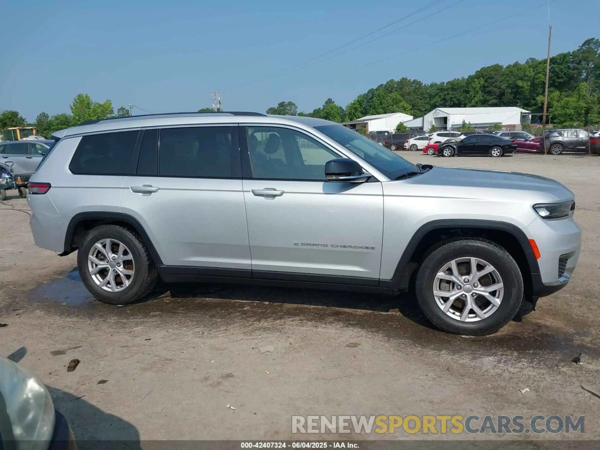 13 Photograph of a damaged car 1C4RJKBG0M8142947 JEEP GRAND CHEROKEE L 2021