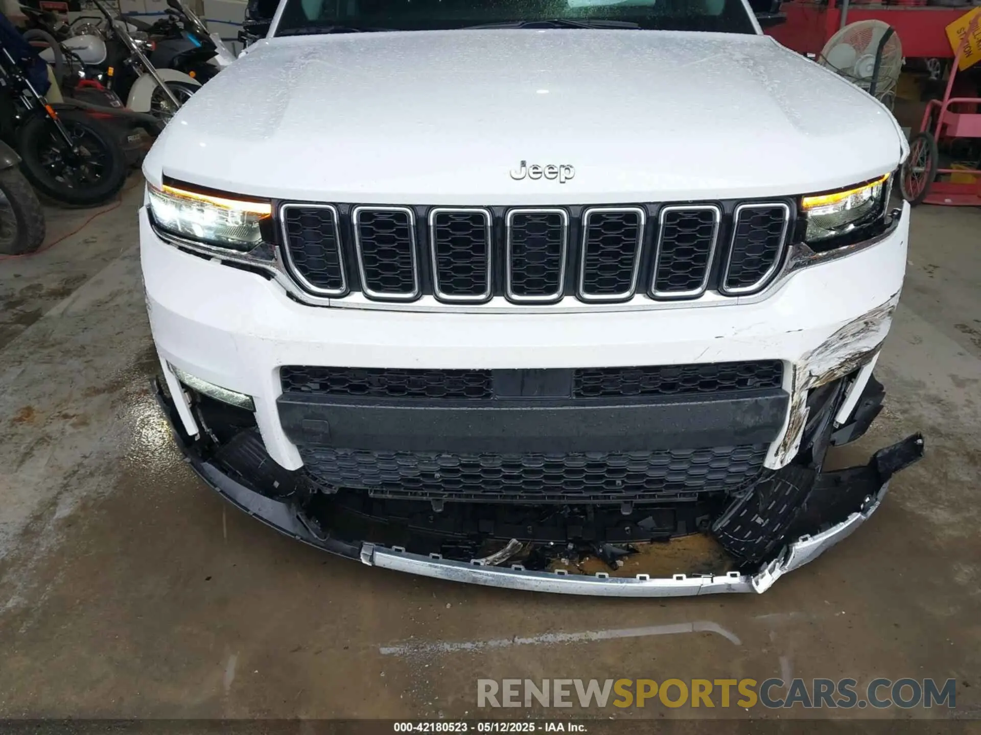 17 Photograph of a damaged car 1C4RJKBG0M8150885 JEEP GRAND CHEROKEE L 2021