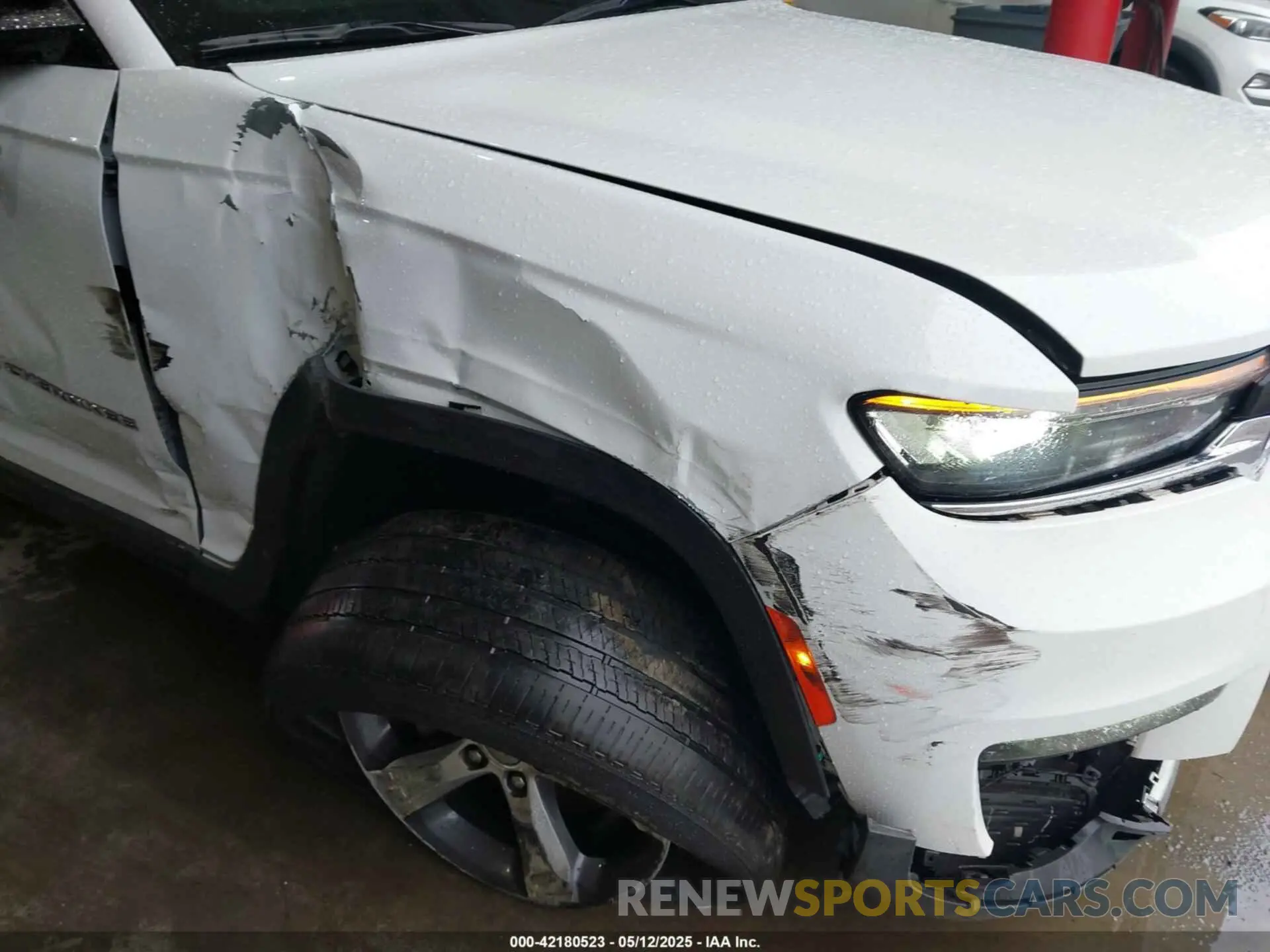18 Photograph of a damaged car 1C4RJKBG0M8150885 JEEP GRAND CHEROKEE L 2021