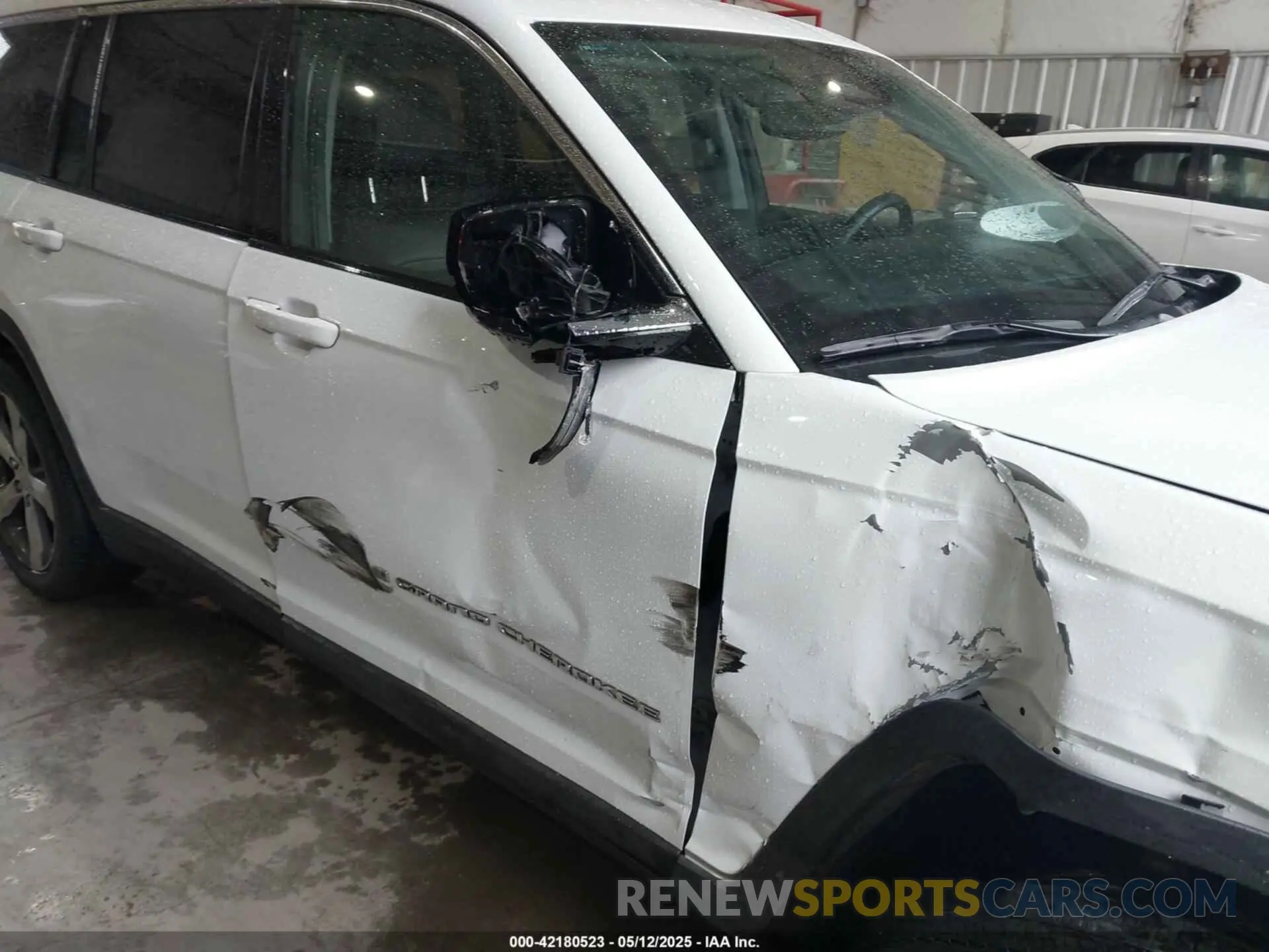 19 Photograph of a damaged car 1C4RJKBG0M8150885 JEEP GRAND CHEROKEE L 2021