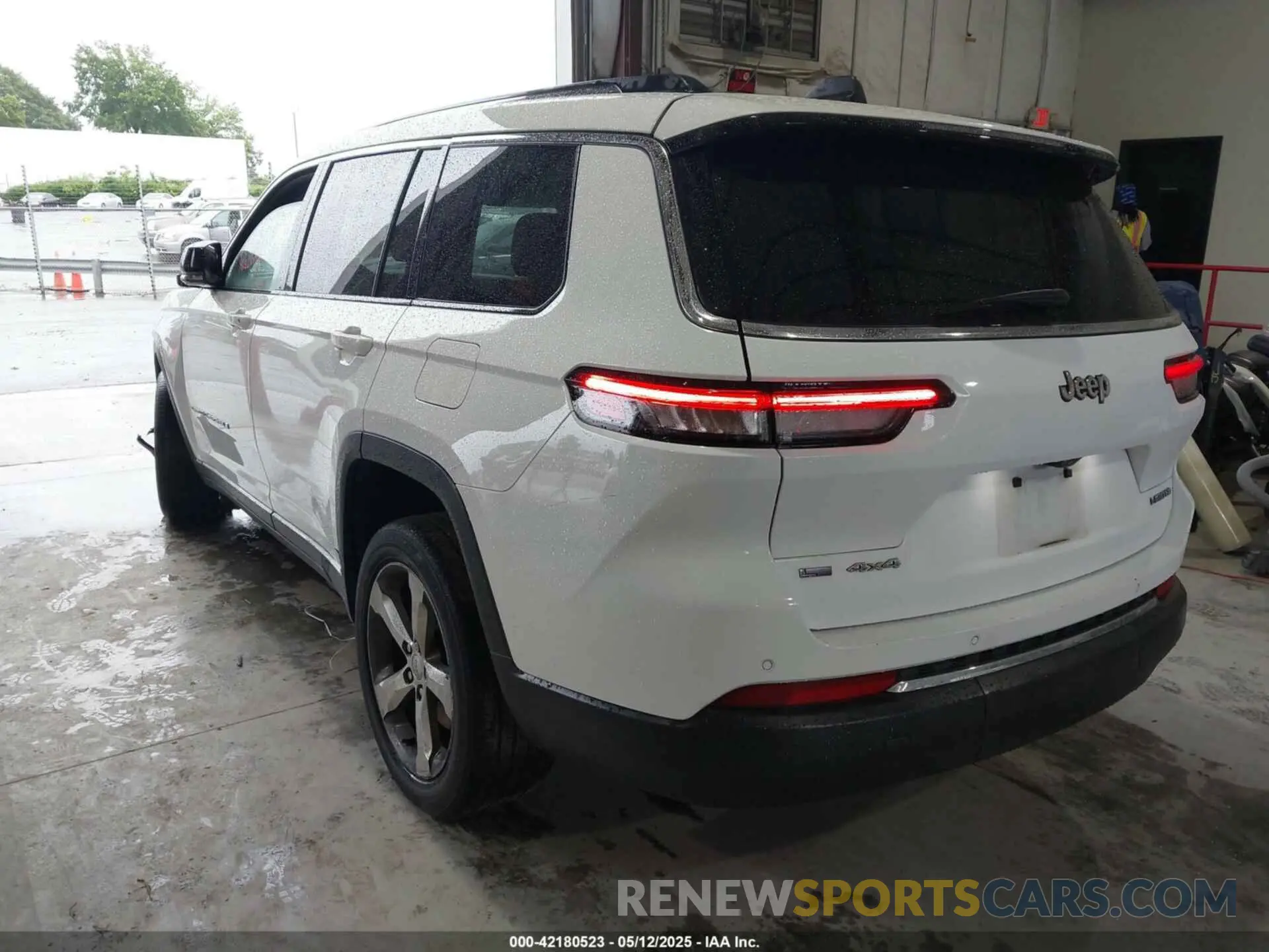 3 Photograph of a damaged car 1C4RJKBG0M8150885 JEEP GRAND CHEROKEE L 2021