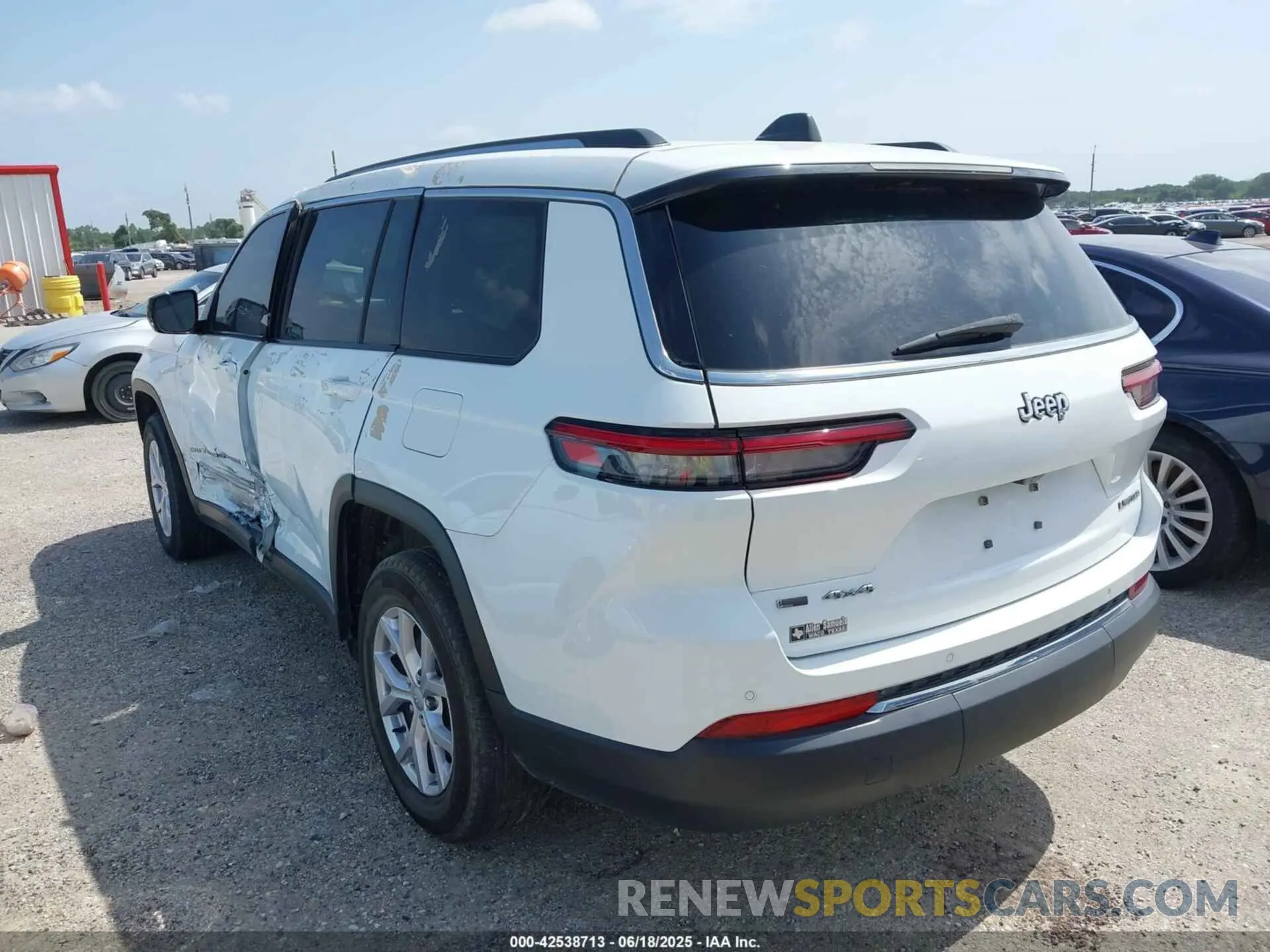 3 Photograph of a damaged car 1C4RJKBG0M8202547 JEEP GRAND CHEROKEE L 2021