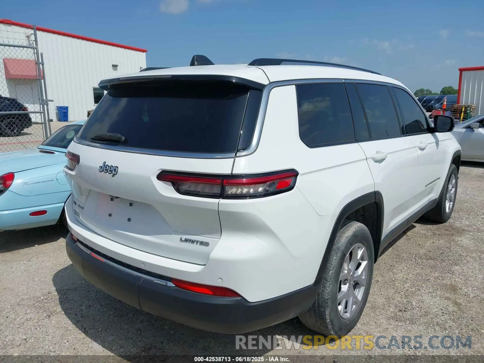 4 Photograph of a damaged car 1C4RJKBG0M8202547 JEEP GRAND CHEROKEE L 2021