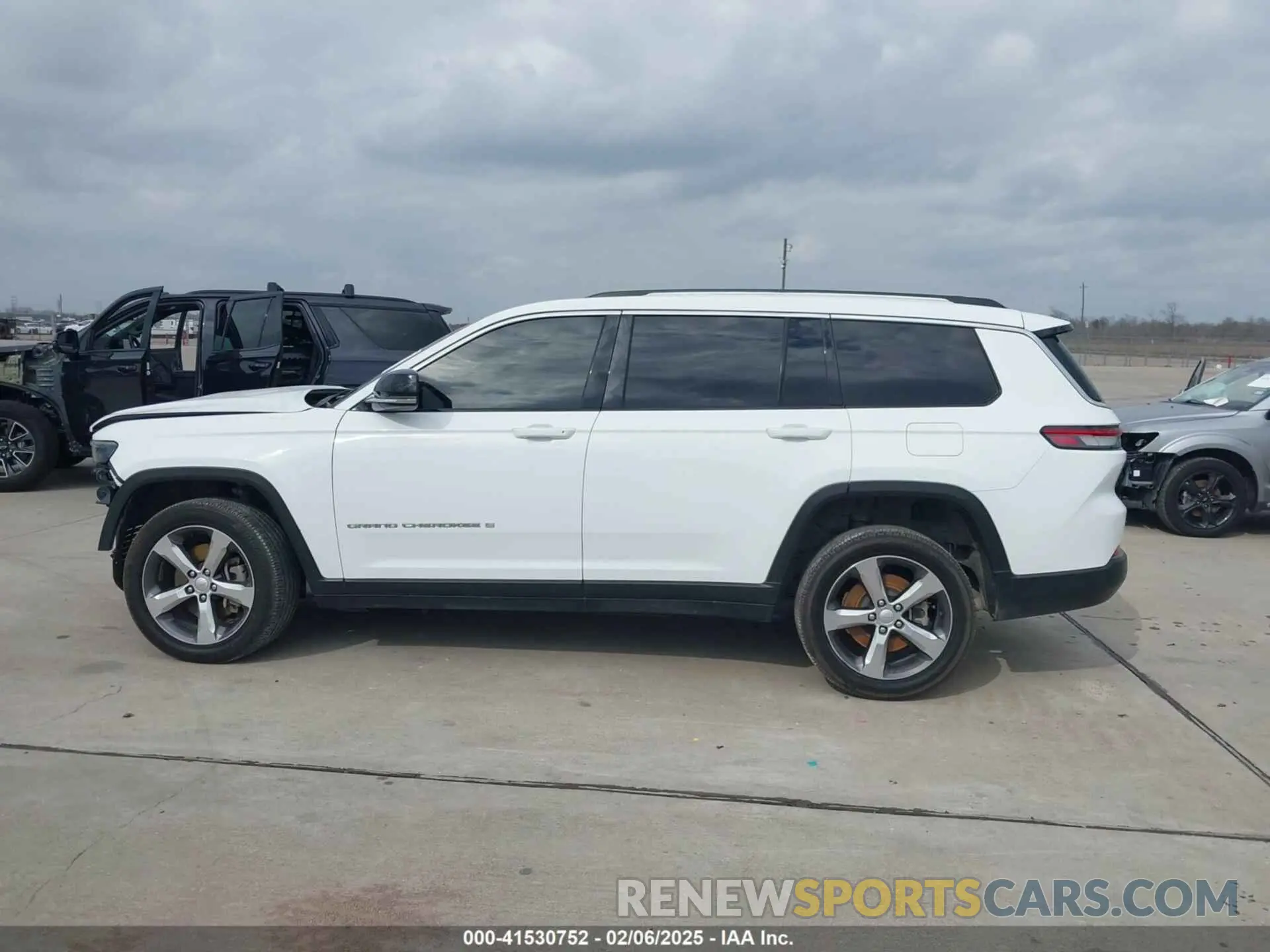 14 Photograph of a damaged car 1C4RJKBG1M8106569 JEEP GRAND CHEROKEE L 2021