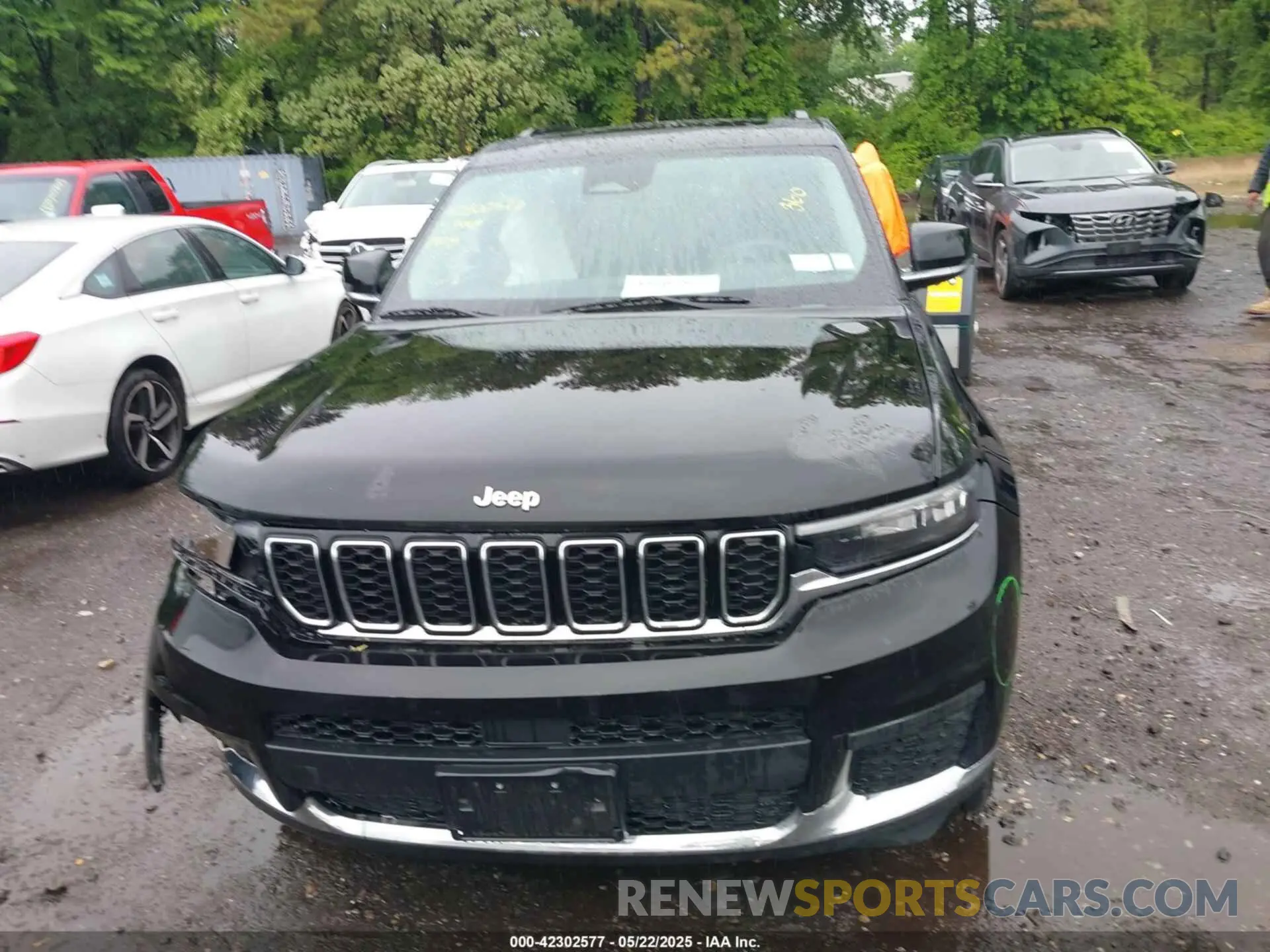 12 Photograph of a damaged car 1C4RJKBG1M8137417 JEEP GRAND CHEROKEE L 2021