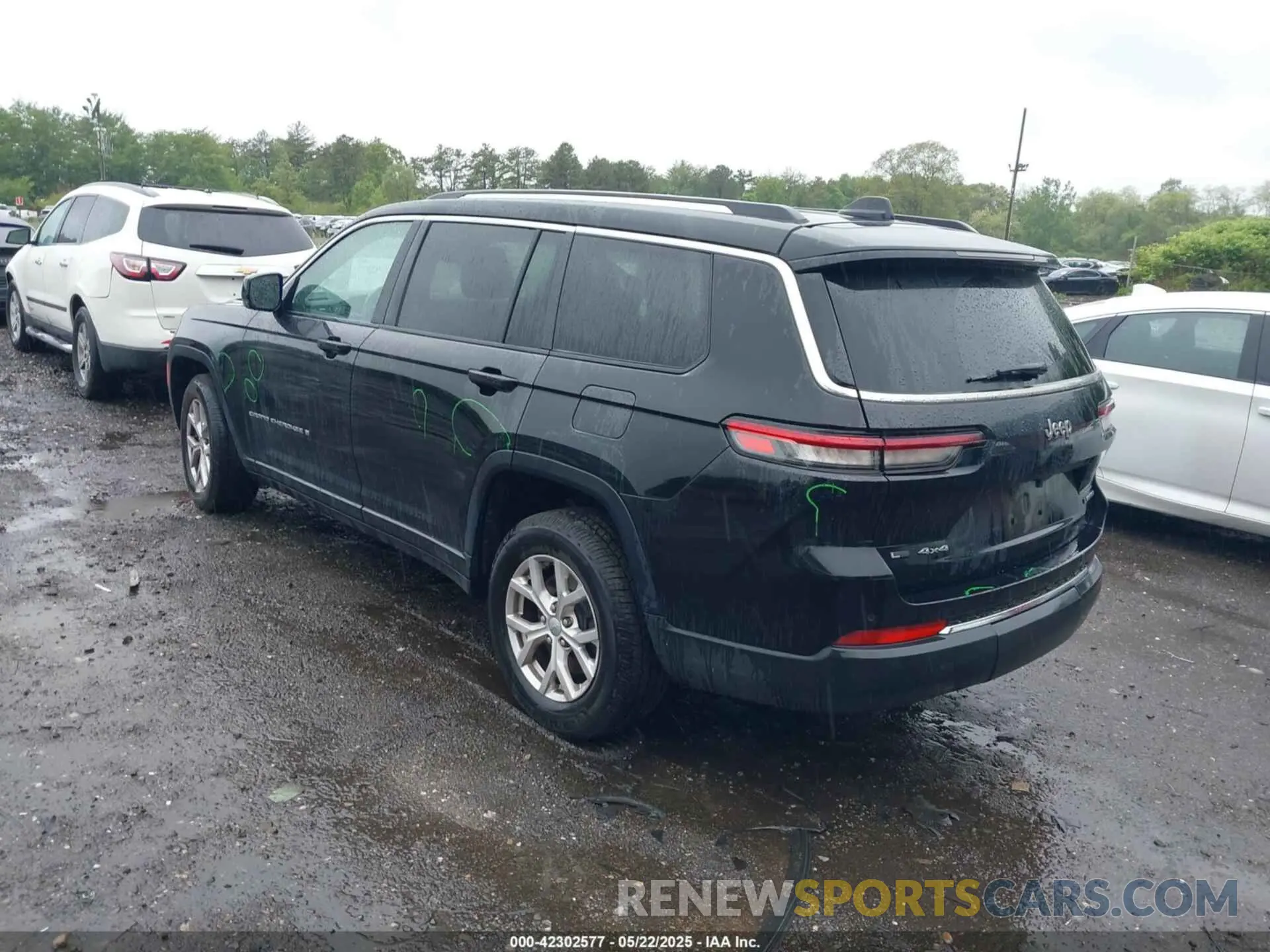 3 Photograph of a damaged car 1C4RJKBG1M8137417 JEEP GRAND CHEROKEE L 2021