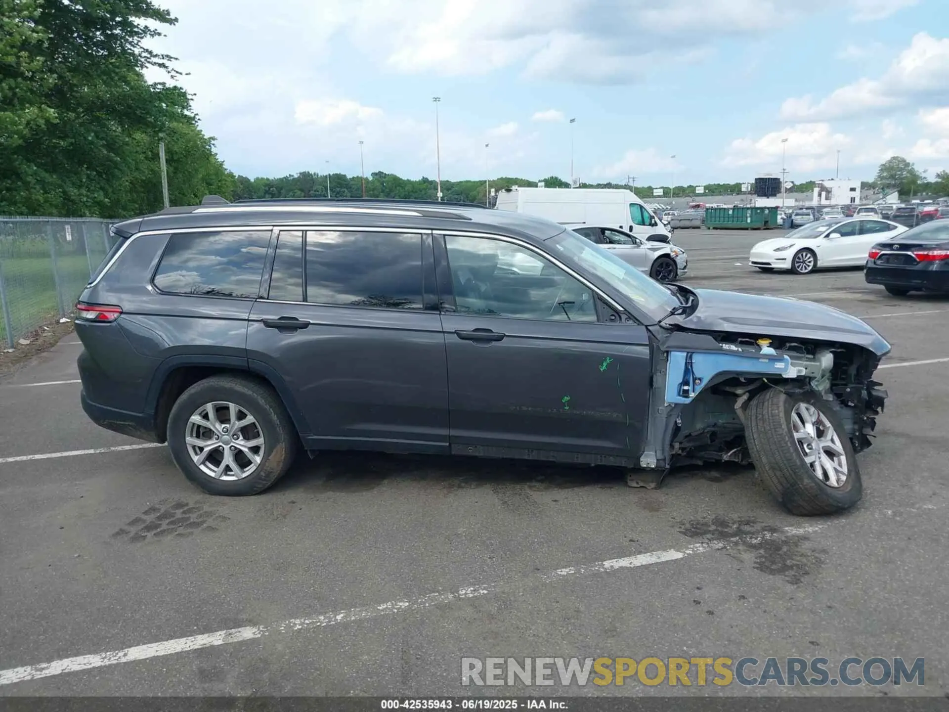 13 Photograph of a damaged car 1C4RJKBG1M8157263 JEEP GRAND CHEROKEE L 2021