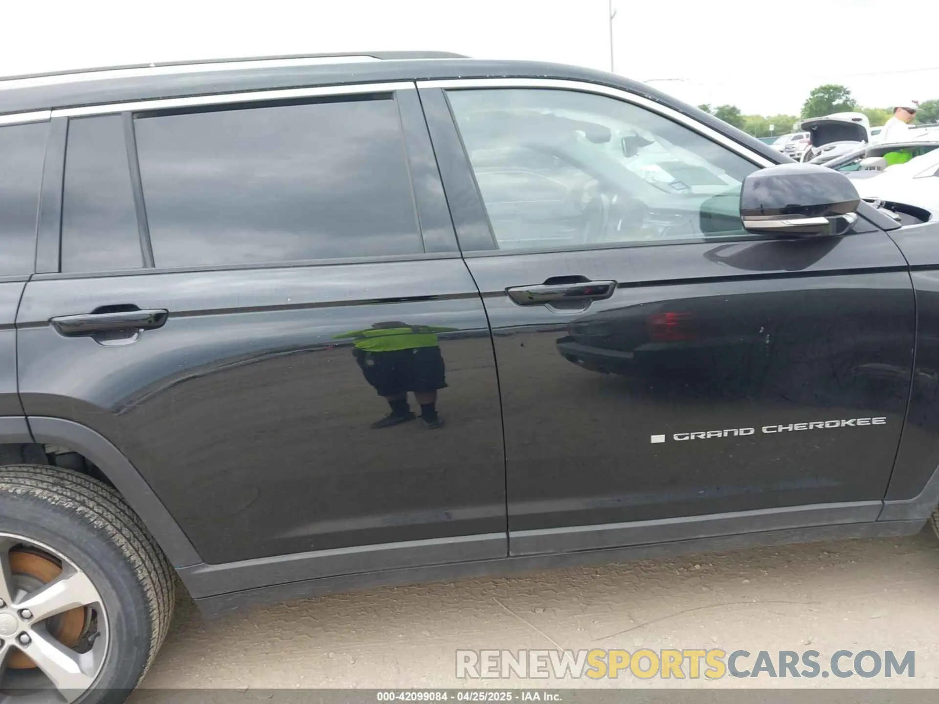 13 Photograph of a damaged car 1C4RJKBG2M8108265 JEEP GRAND CHEROKEE L 2021