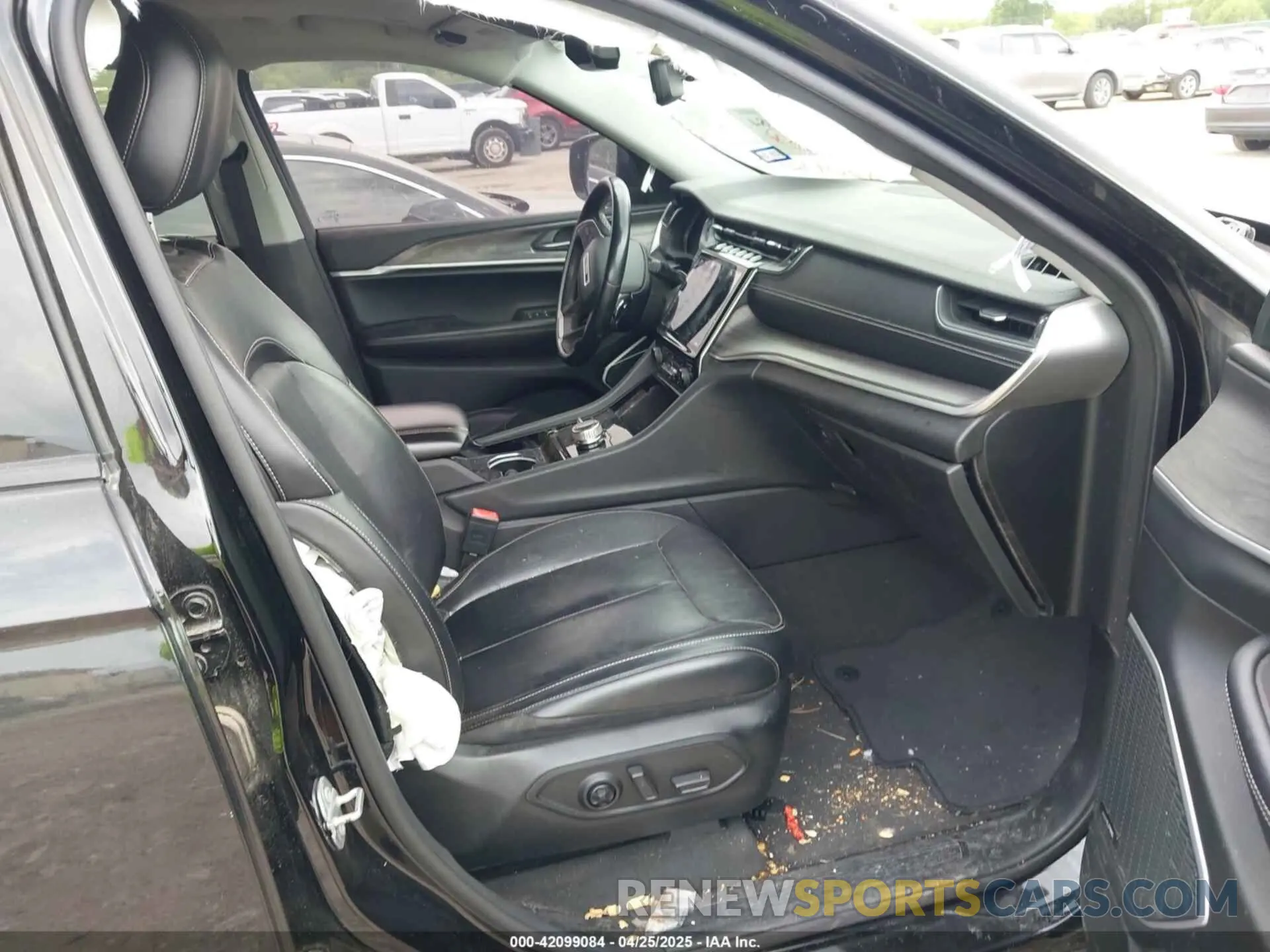 5 Photograph of a damaged car 1C4RJKBG2M8108265 JEEP GRAND CHEROKEE L 2021