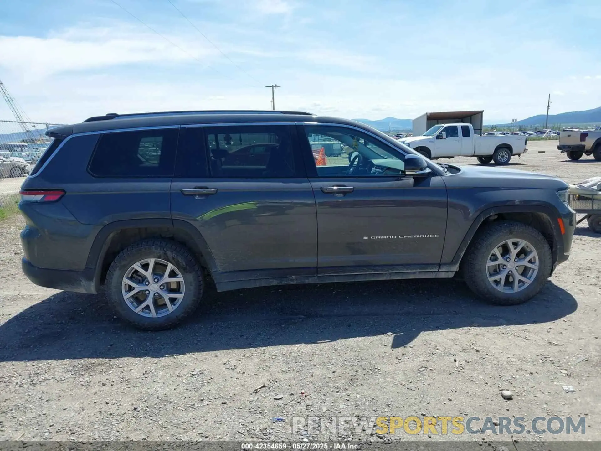 13 Photograph of a damaged car 1C4RJKBG2M8138950 JEEP GRAND CHEROKEE L 2021