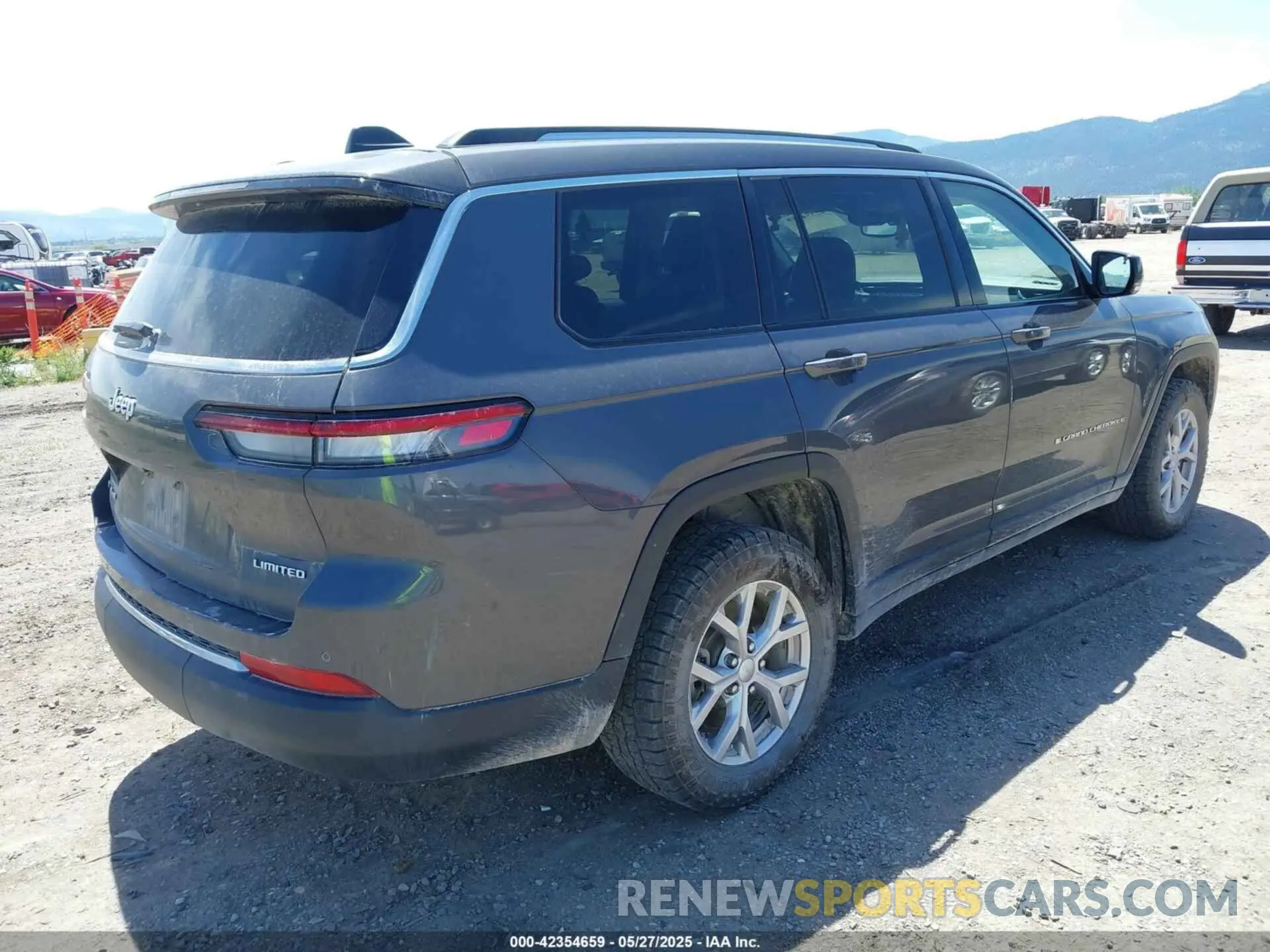4 Photograph of a damaged car 1C4RJKBG2M8138950 JEEP GRAND CHEROKEE L 2021