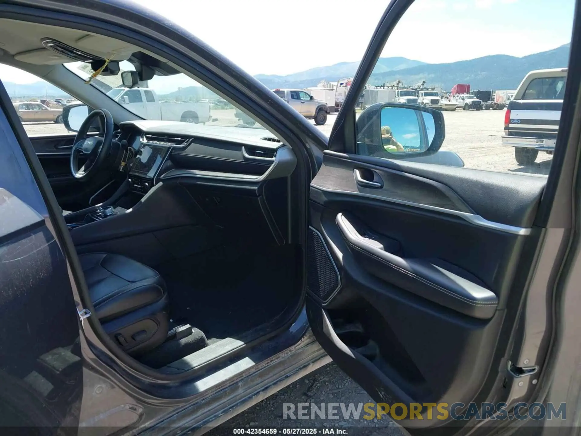 5 Photograph of a damaged car 1C4RJKBG2M8138950 JEEP GRAND CHEROKEE L 2021